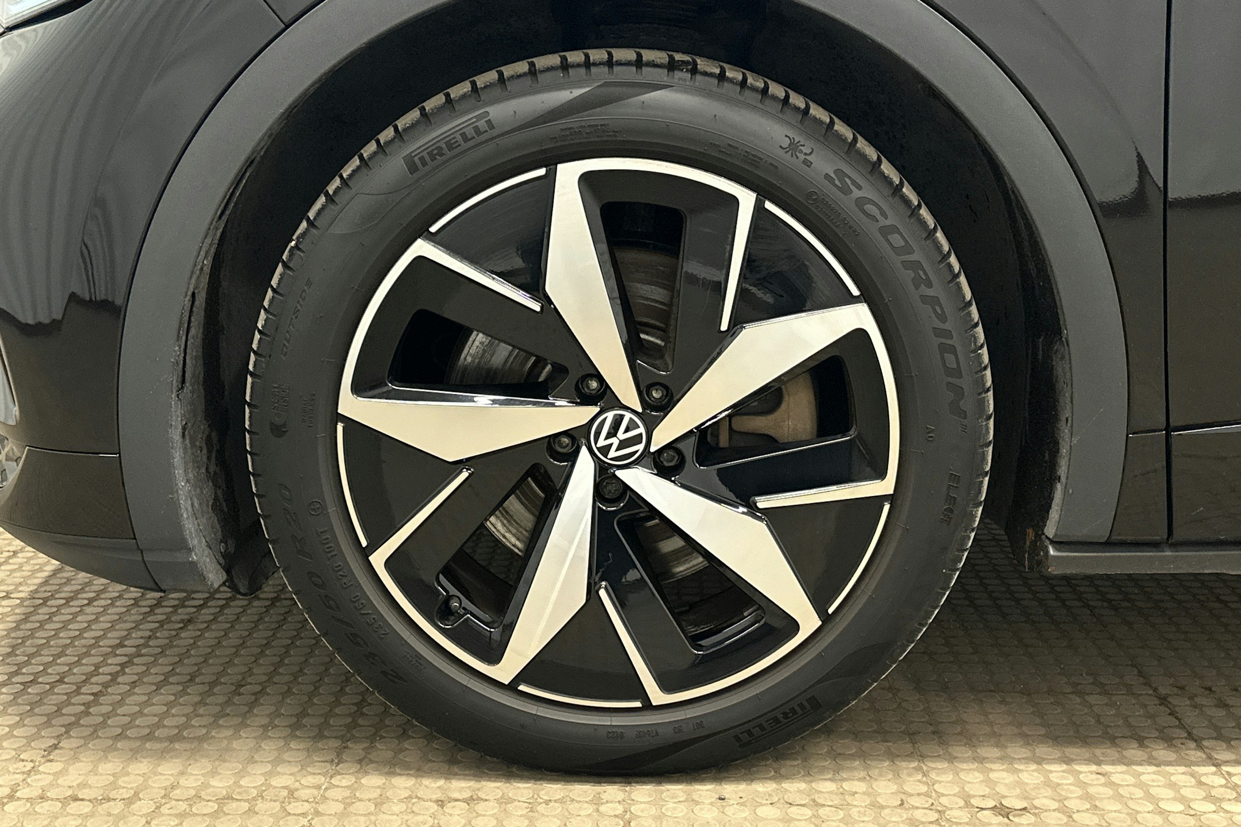 musta Volkswagen ID.4 2023 kuva 11.