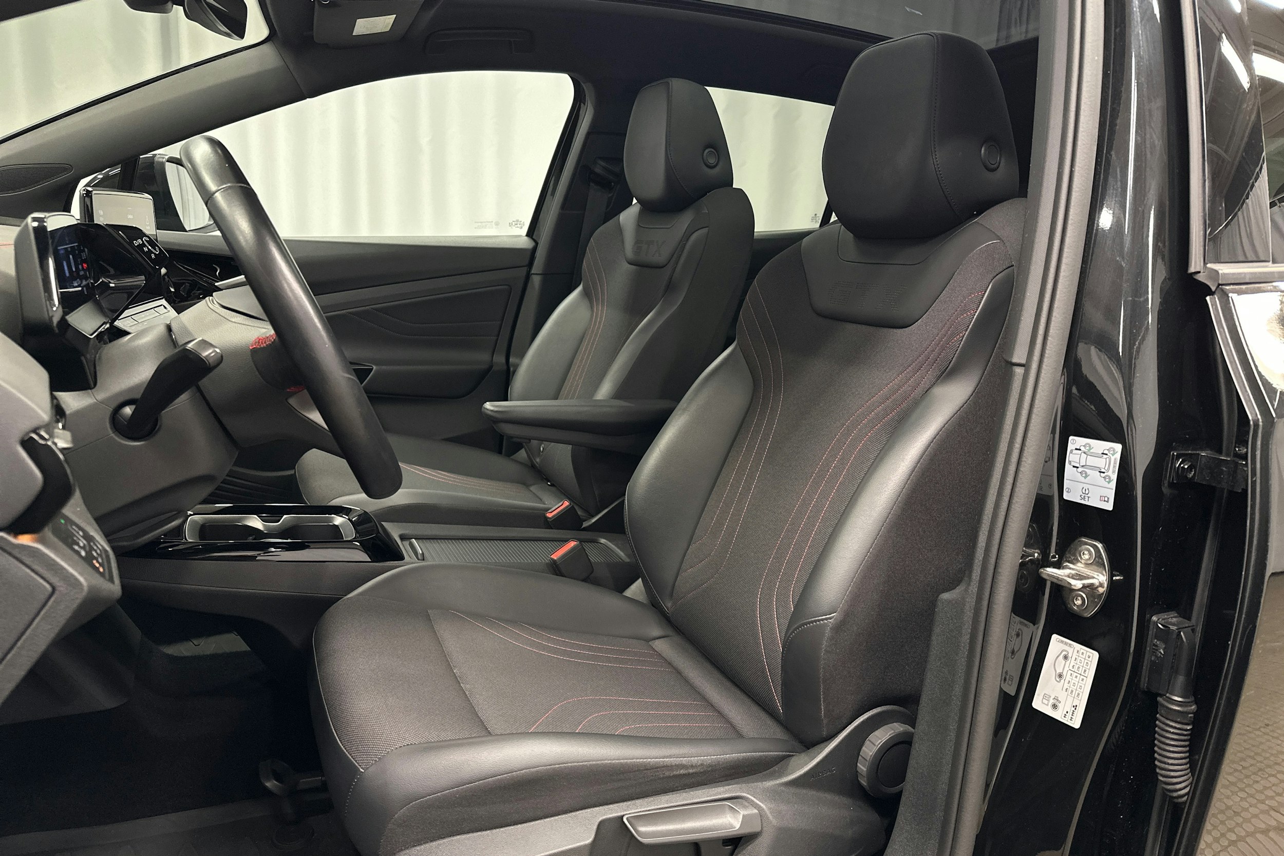 musta Volkswagen ID.4 2023 kuva 16.