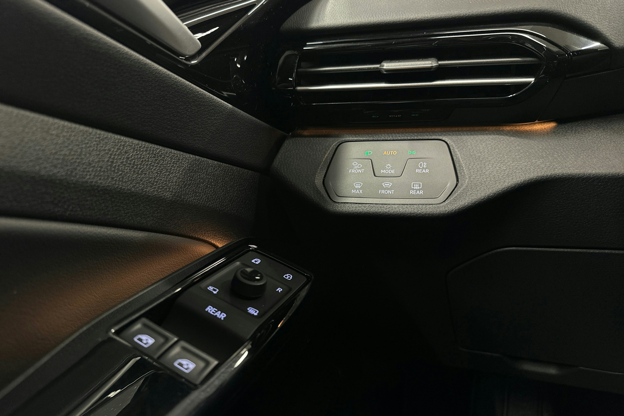 musta Volkswagen ID.4 2023 kuva 21.