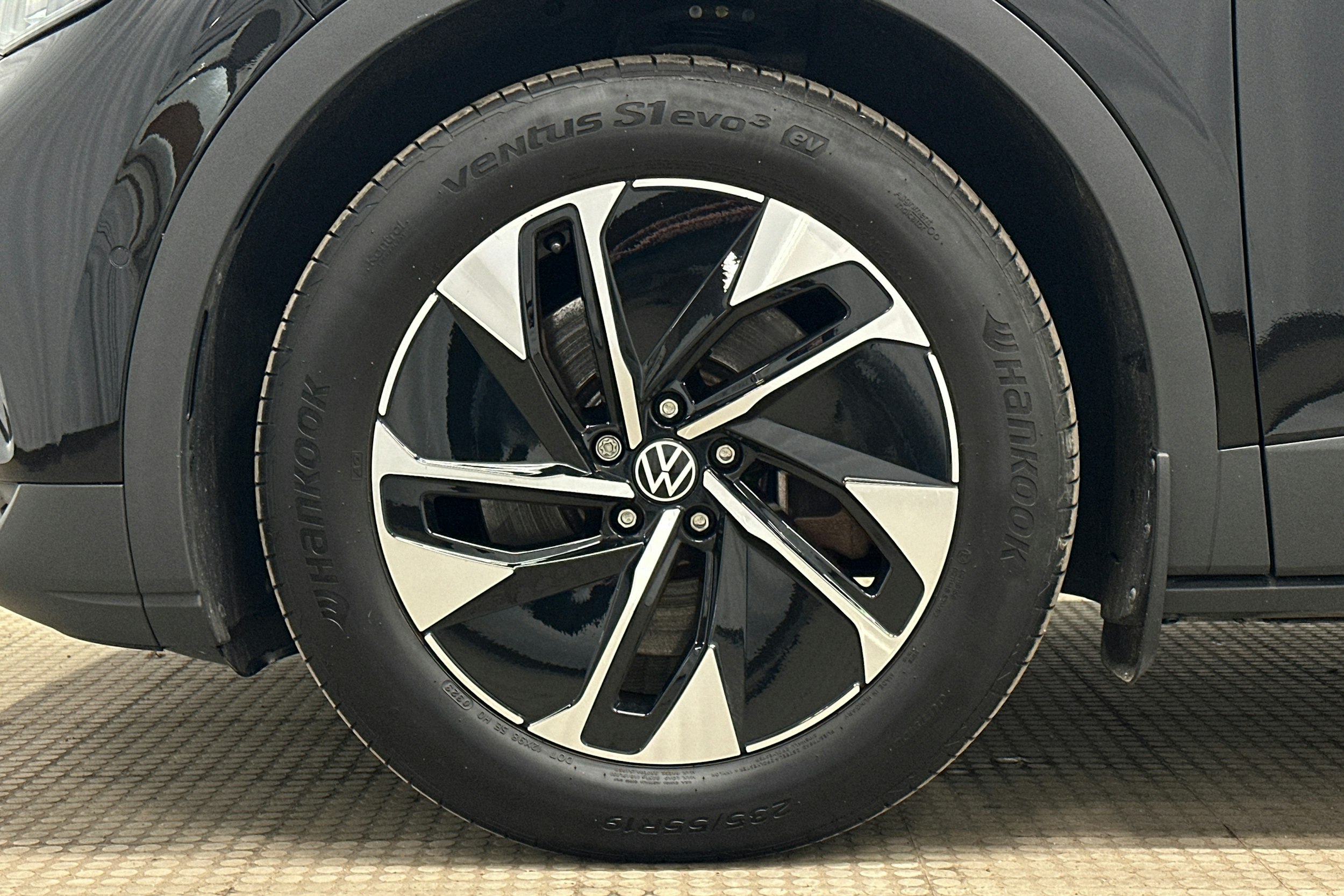 musta Volkswagen ID.4 2023 kuva 11.