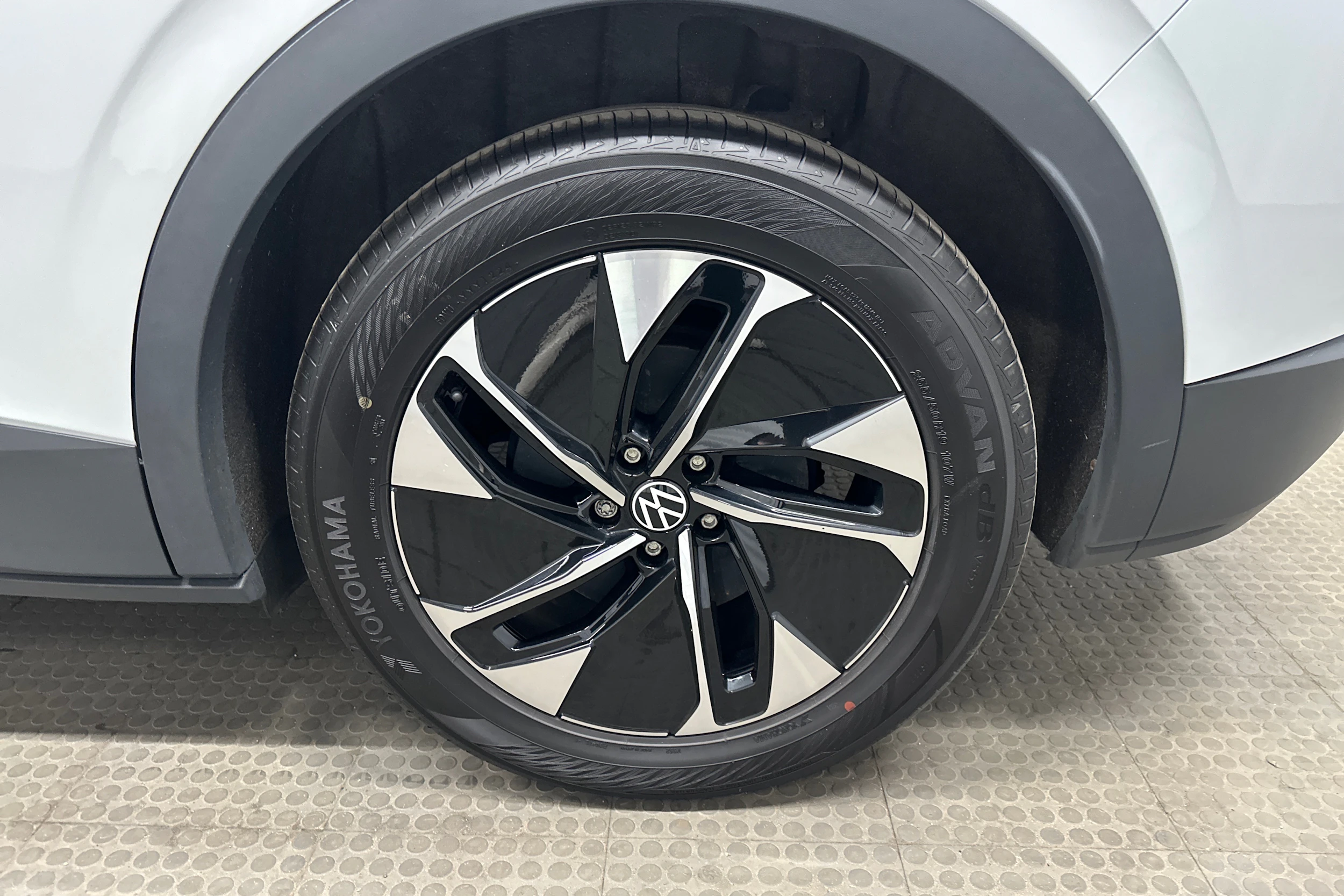 valkoinen Volkswagen ID.4 2023 kuva 13.