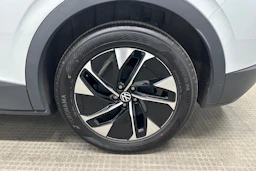 valkoinen Volkswagen ID.4 2023 kuva 13.