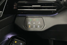 valkoinen Volkswagen ID.4 2023 kuva 18.