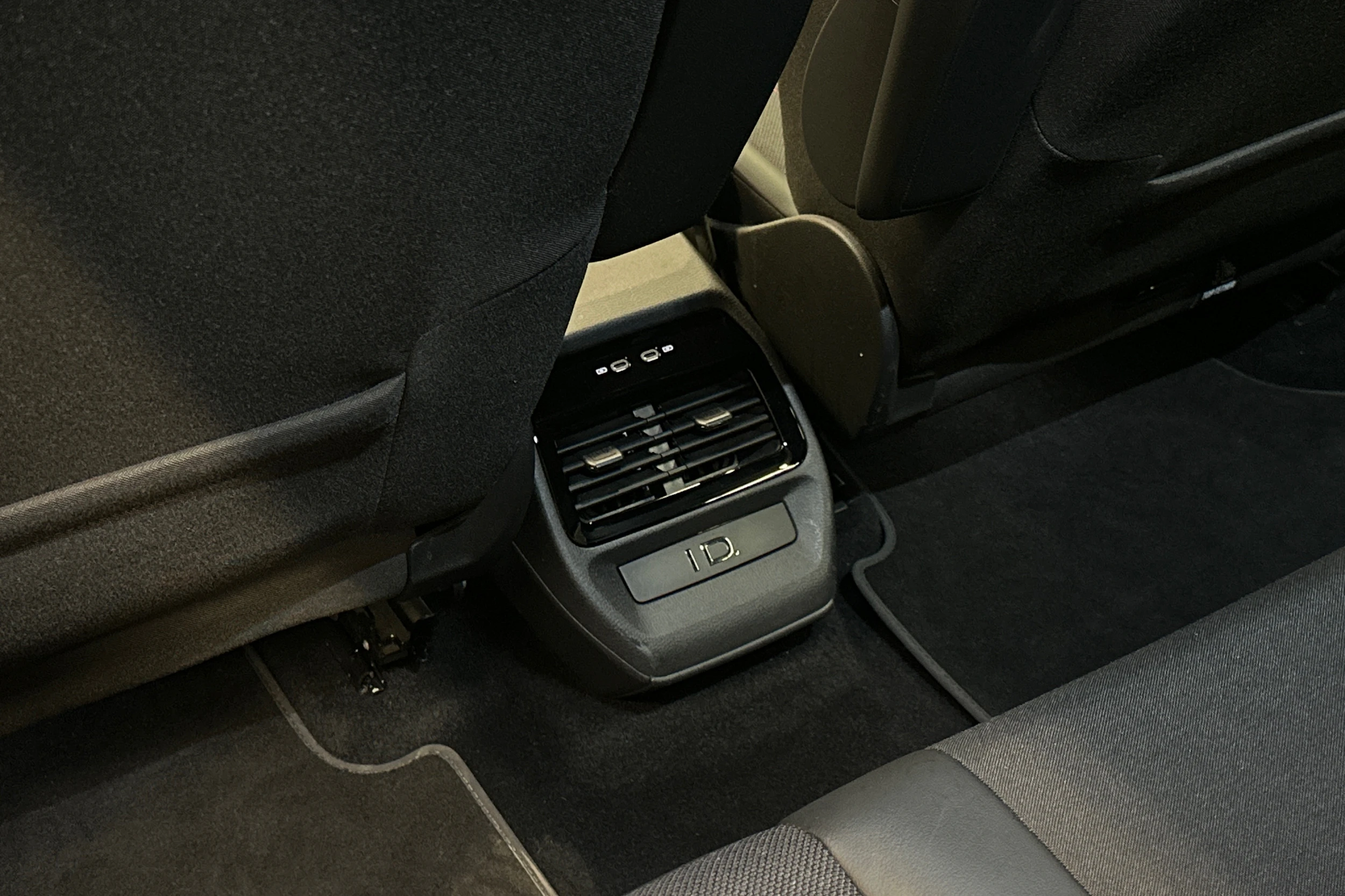 musta Volkswagen ID.4 2023 kuva 38.