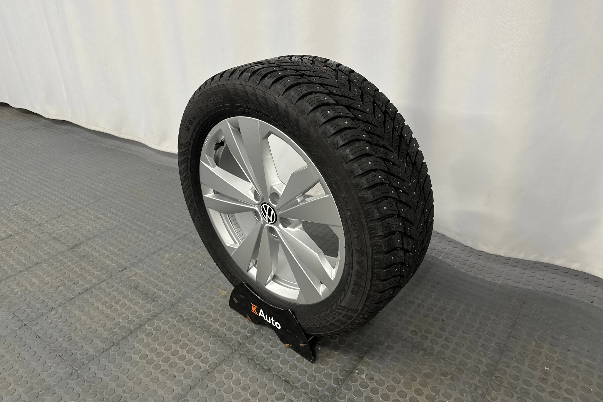 harmaa Volkswagen ID.4 2023 kuva 10.