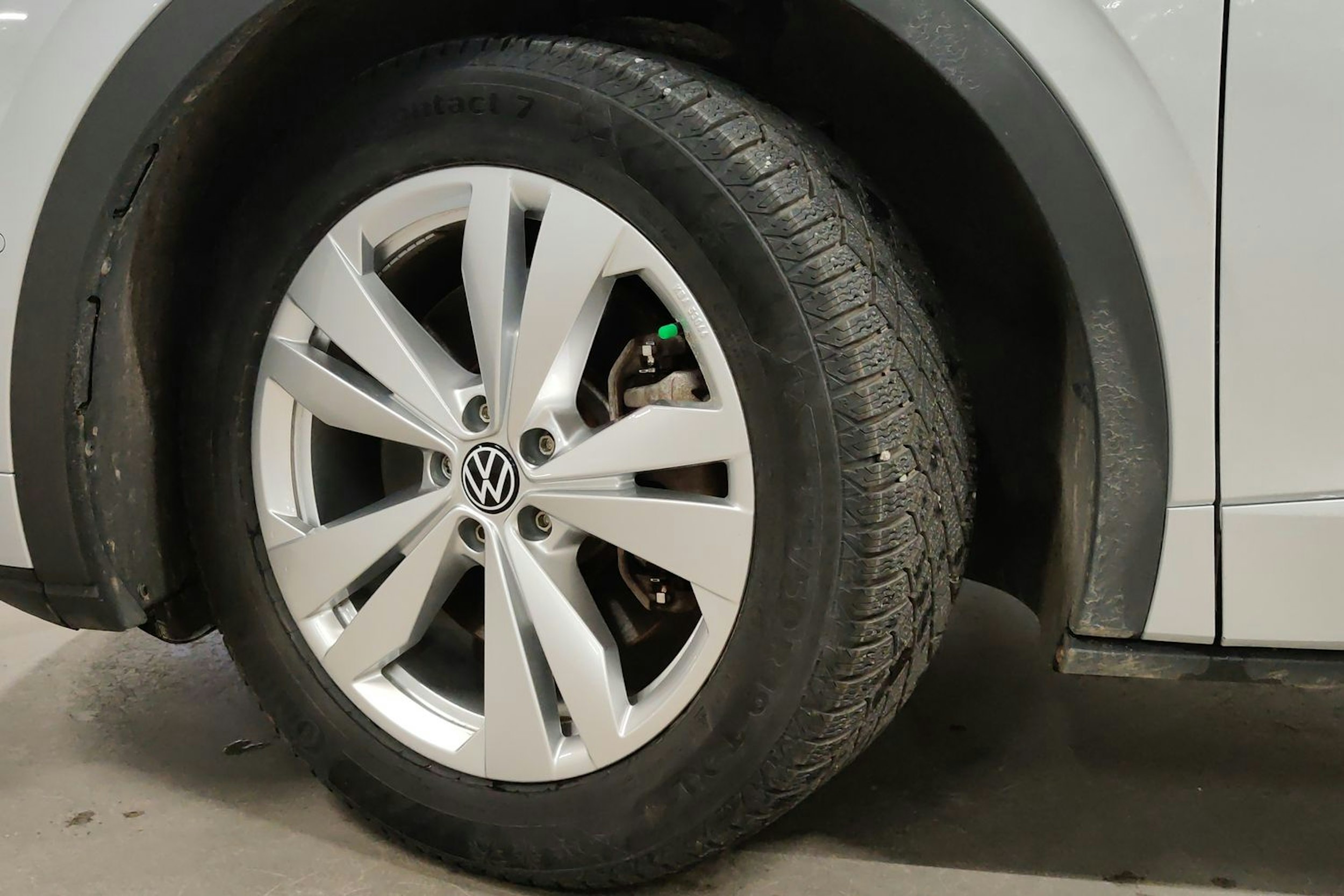 harmaa Volkswagen ID.4 2023 kuva 13.