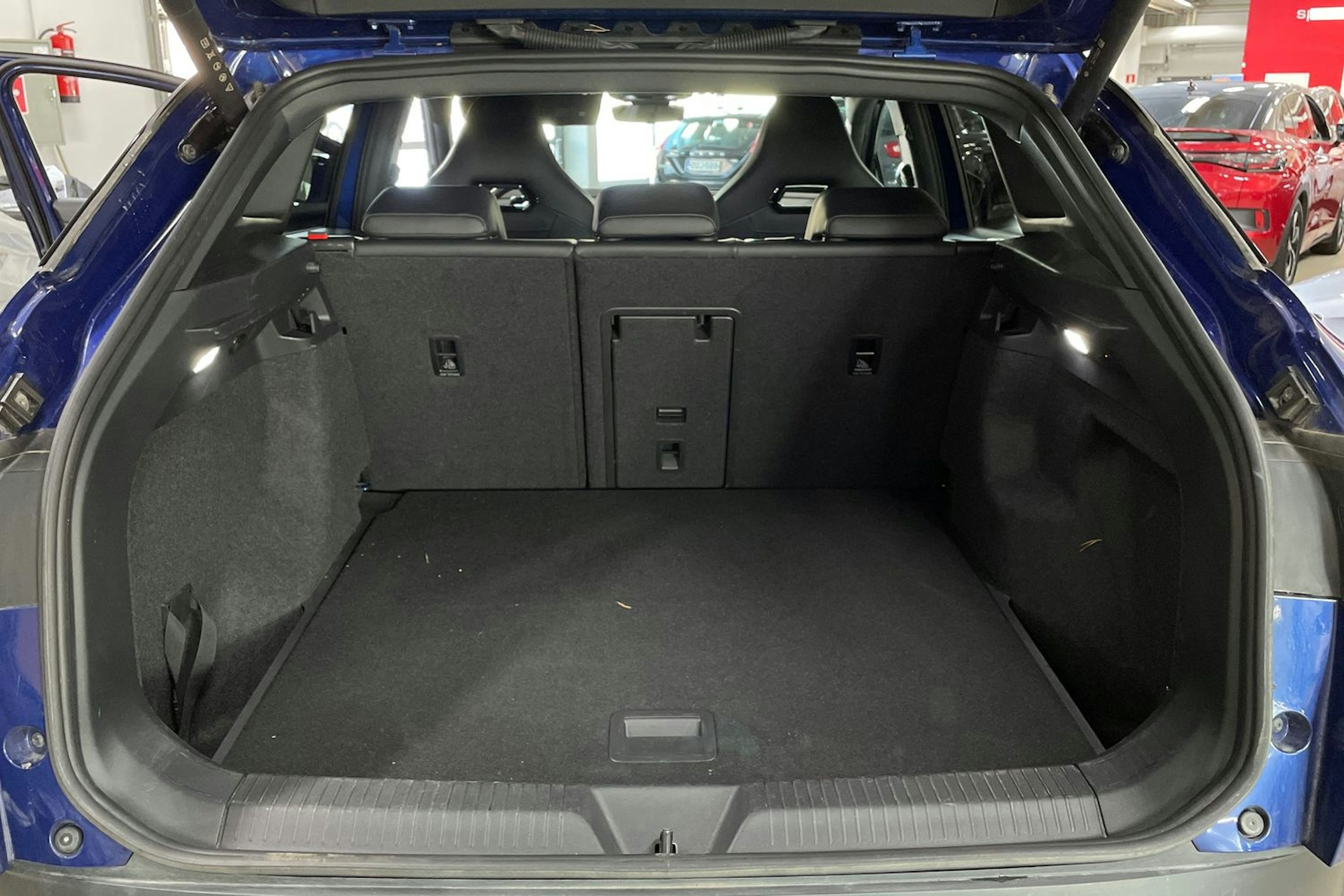 Sininen Volkswagen ID.4 2024 kuva 32.