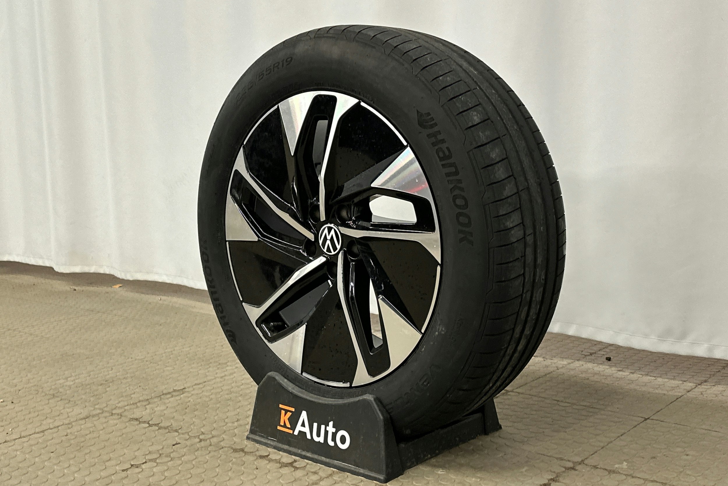 musta Volkswagen ID.4 2023 kuva 13.