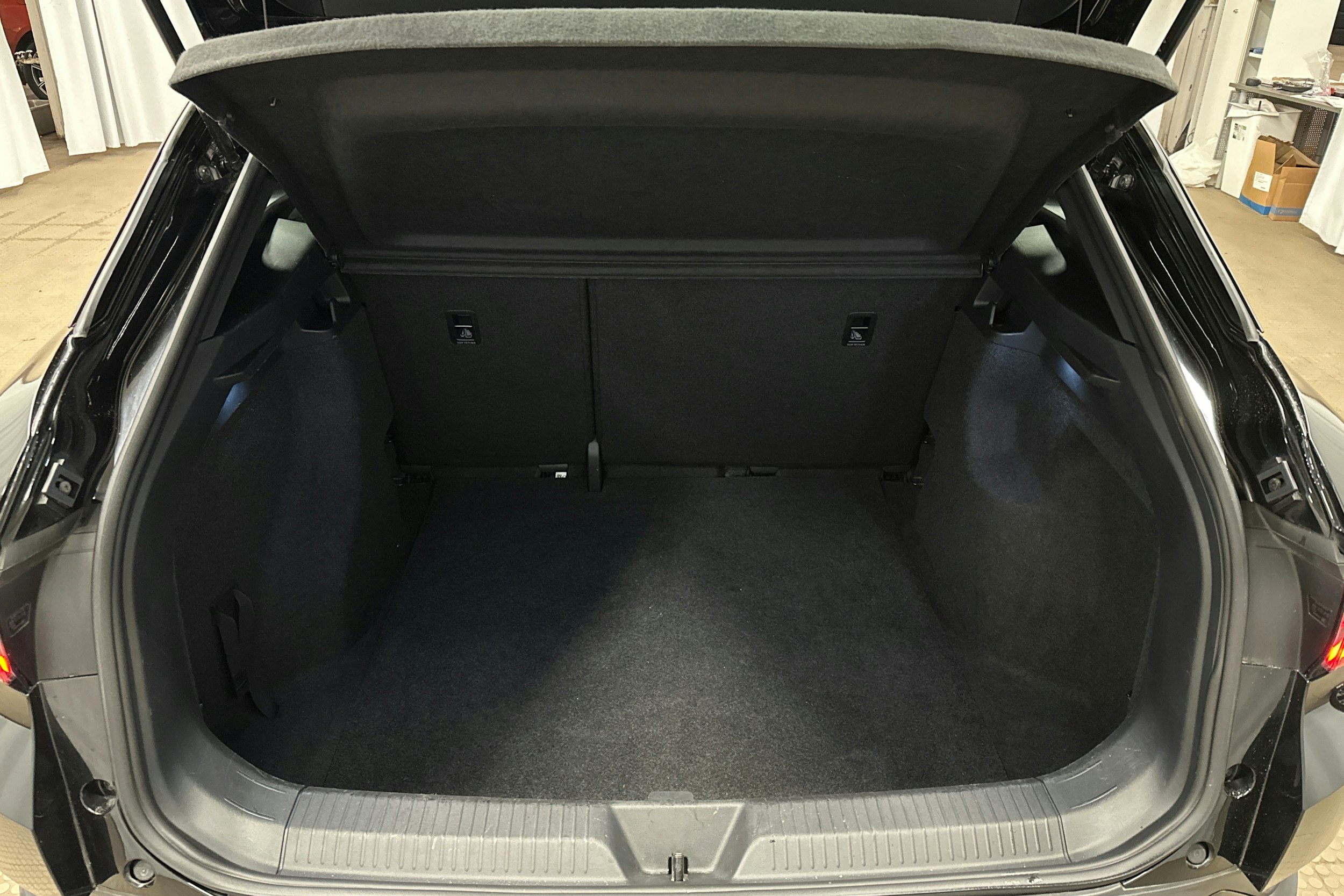 musta Volkswagen ID.4 2023 kuva 14.