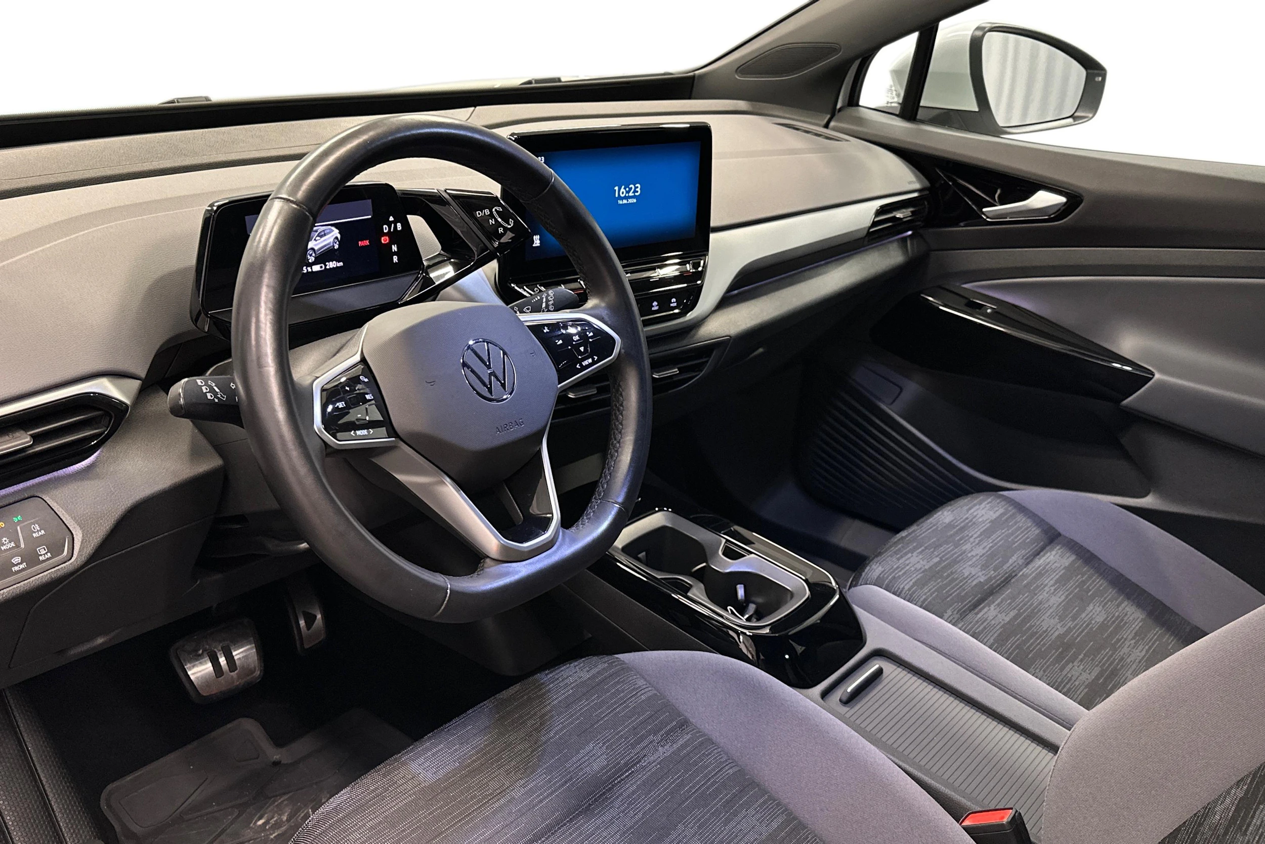 valkoinen Volkswagen ID.4 2023 kuva 6.