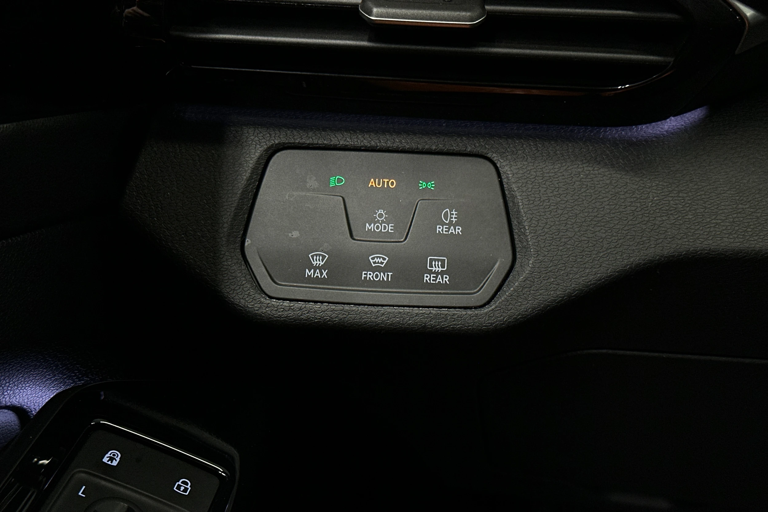 valkoinen Volkswagen ID.4 2023 kuva 15.