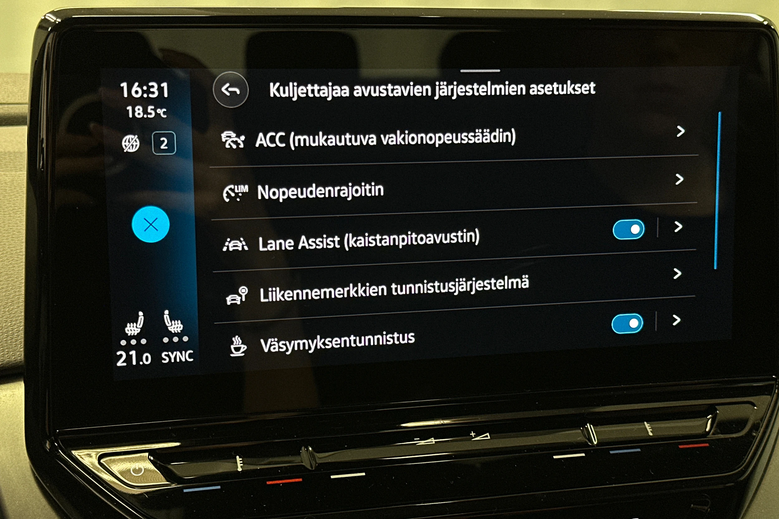 valkoinen Volkswagen ID.4 2023 kuva 28.
