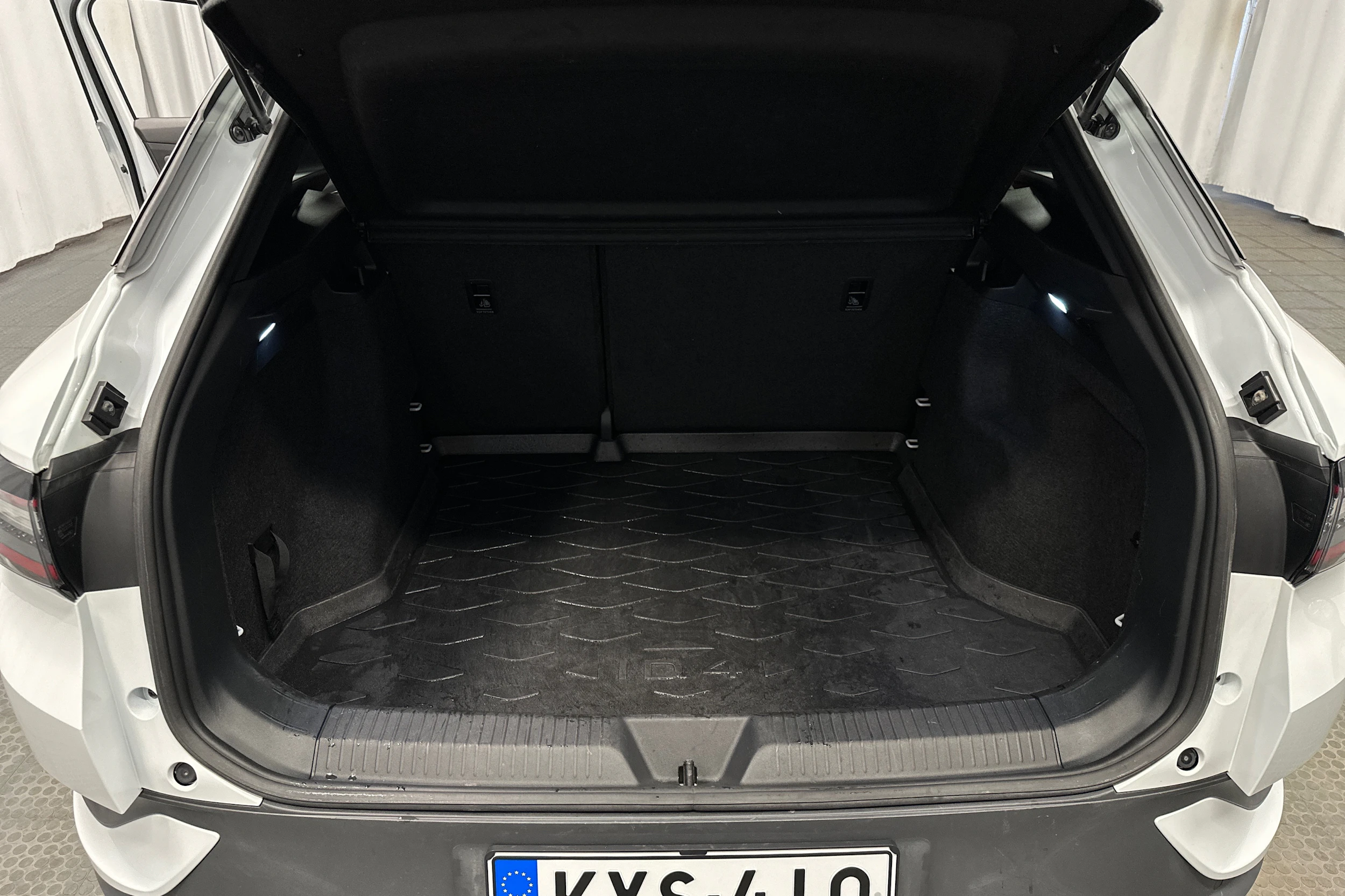 valkoinen Volkswagen ID.4 2023 kuva 39.
