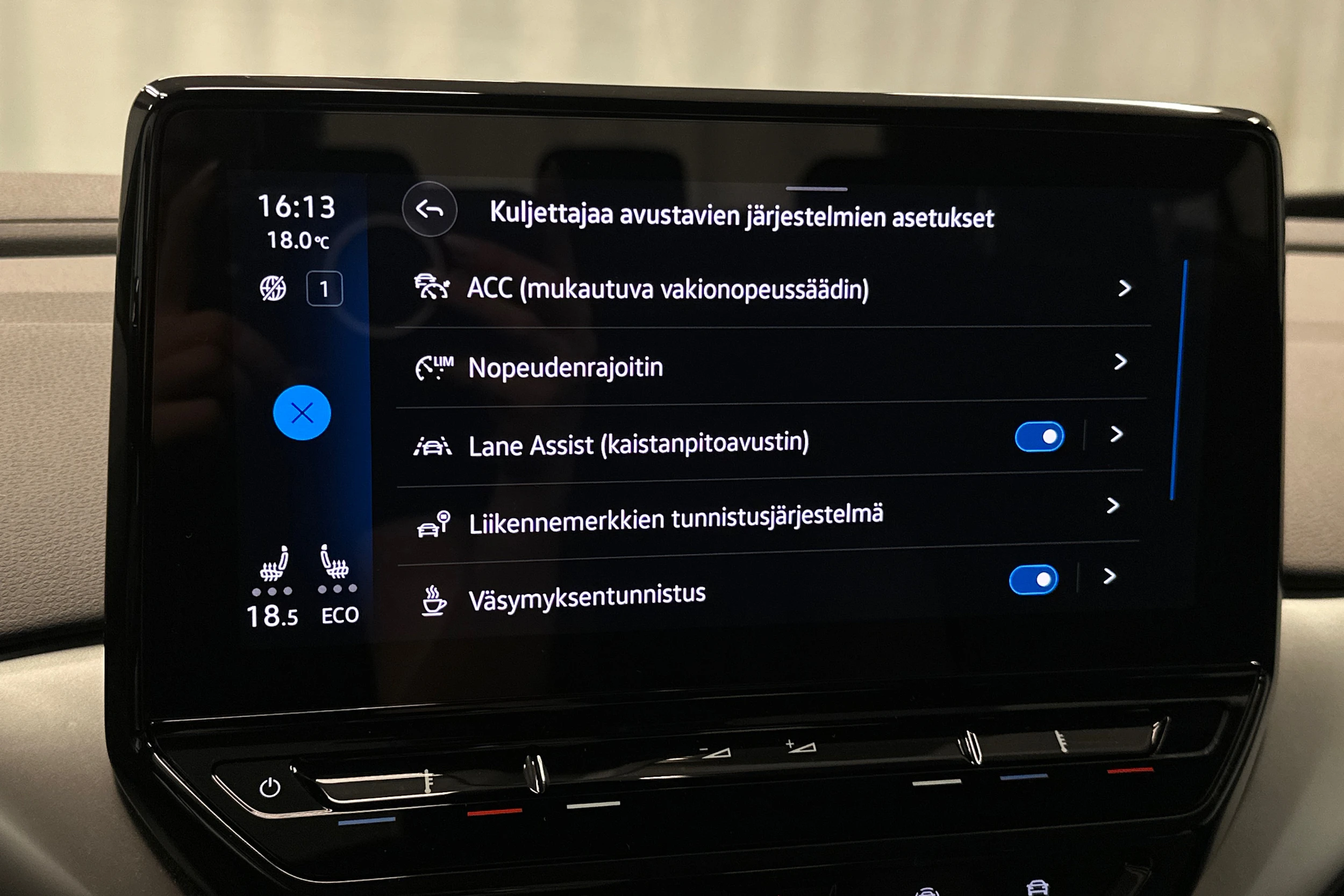 harmaa Volkswagen ID.4 2023 kuva 29.