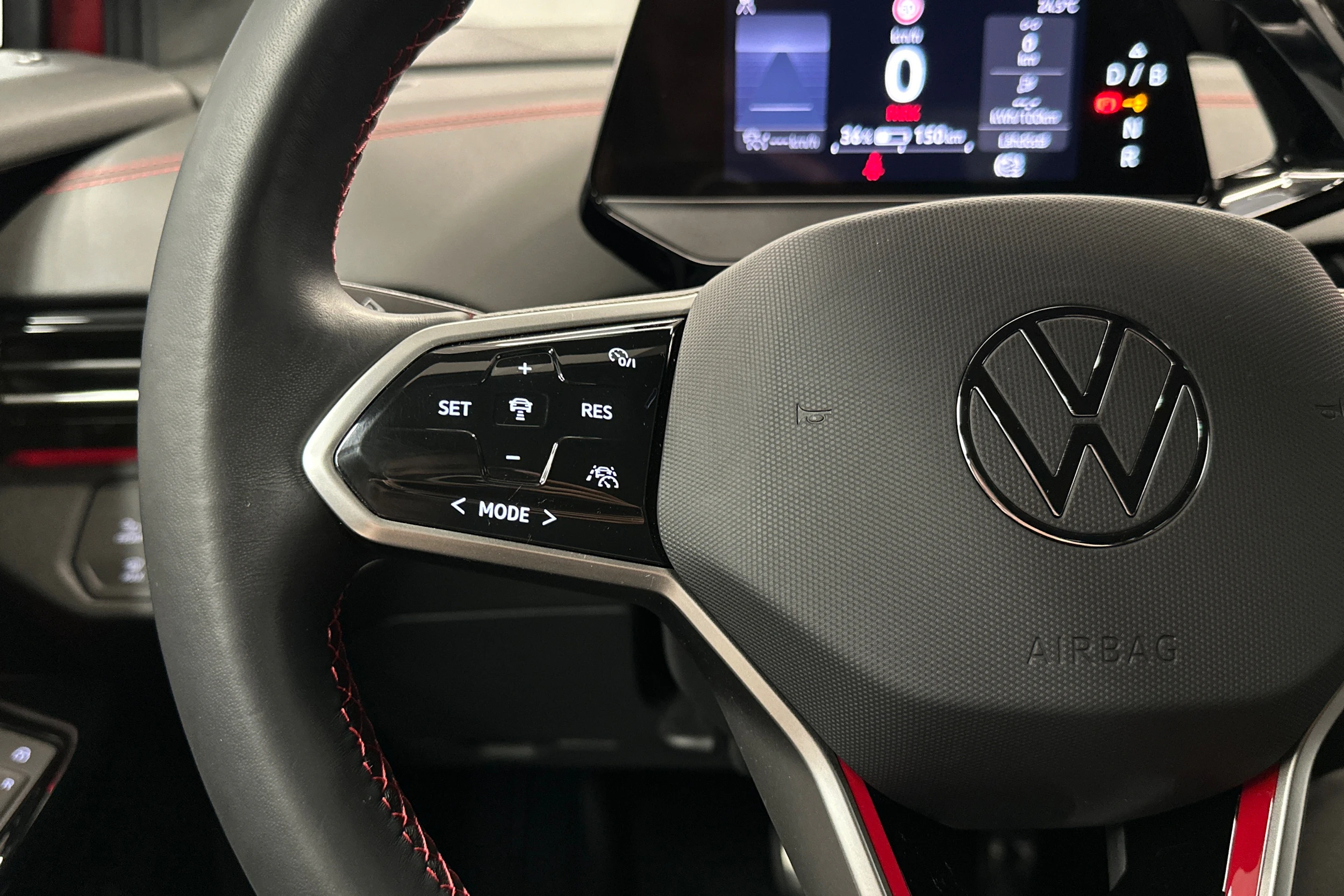 punainen Volkswagen ID.4 2023 kuva 11.