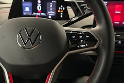 punainen Volkswagen ID.4 2023 kuva 12.