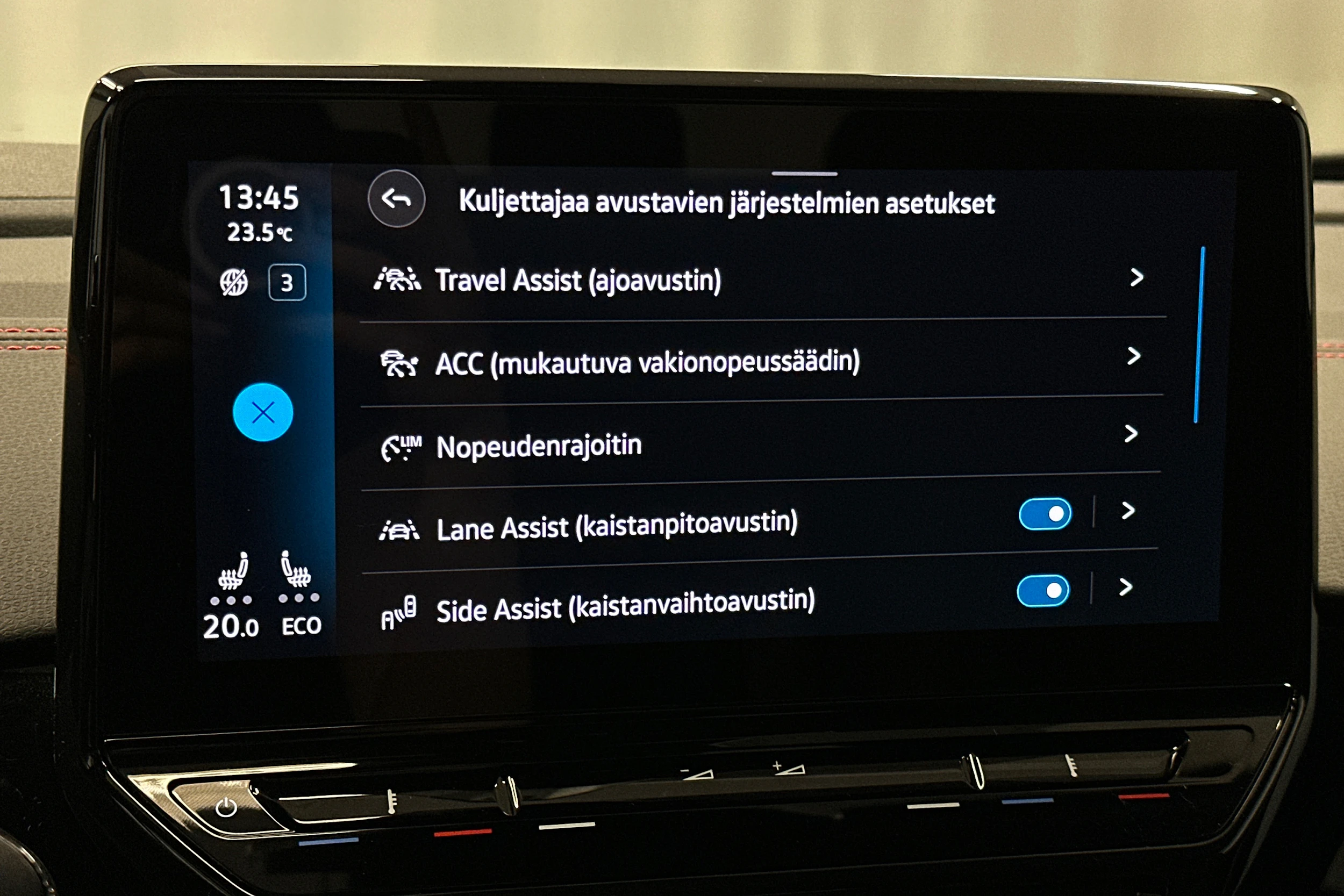 punainen Volkswagen ID.4 2023 kuva 29.
