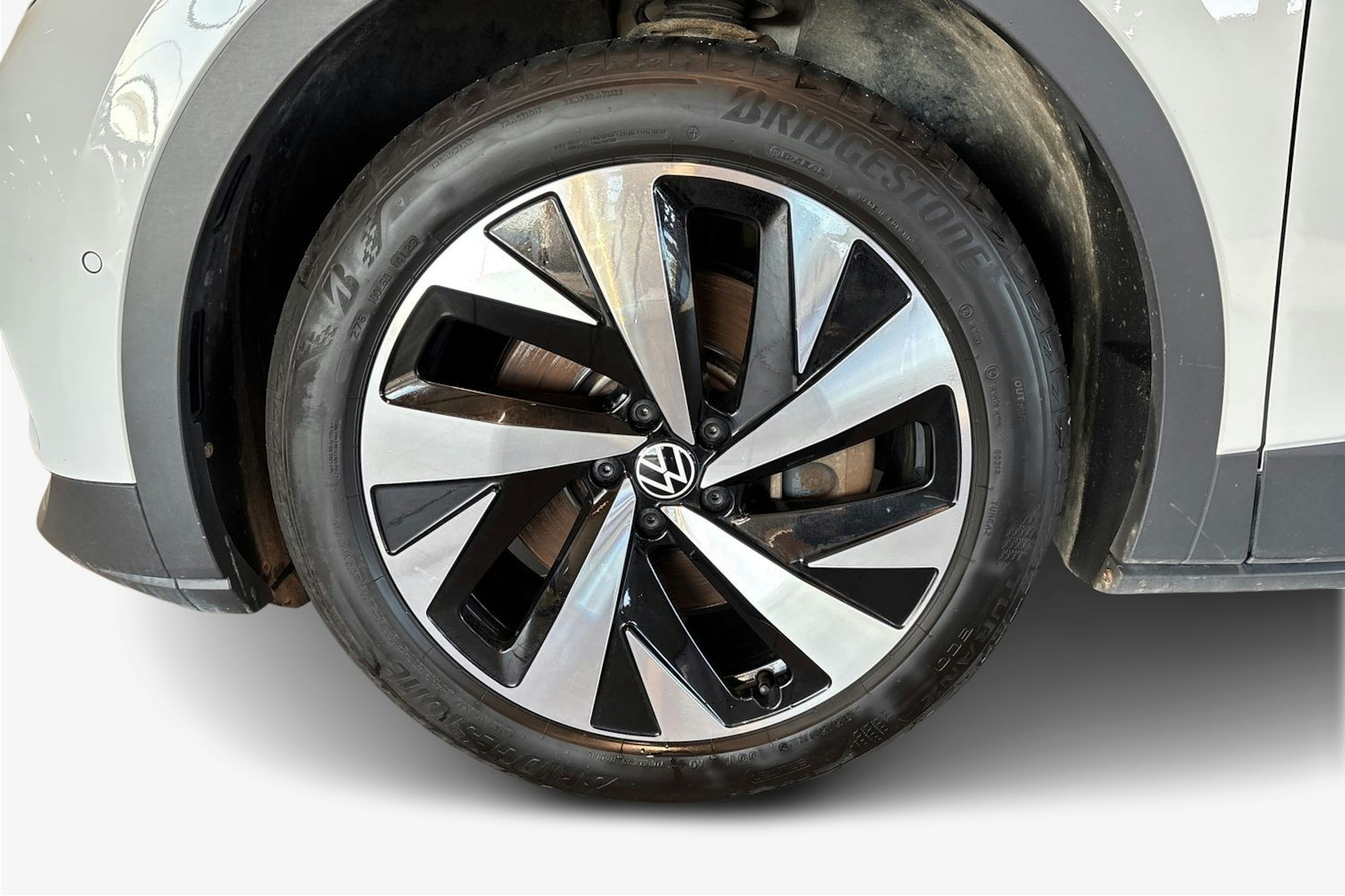 Valkoinen Volkswagen ID.4 2023 kuva 11.