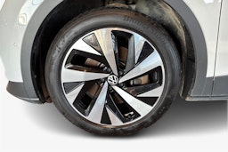 Valkoinen Volkswagen ID.4 2023 kuva 11.