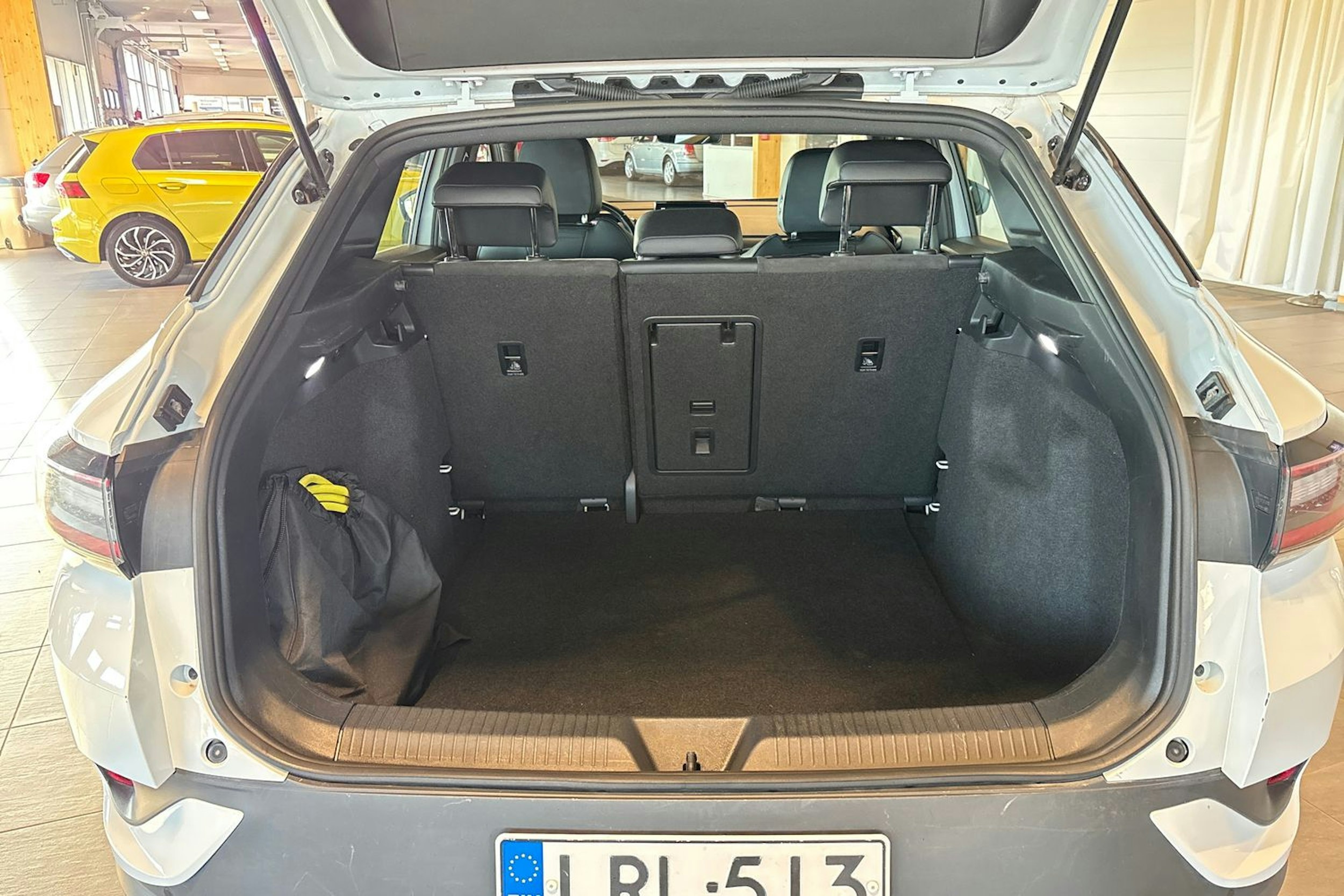 Valkoinen Volkswagen ID.4 2023 kuva 15.