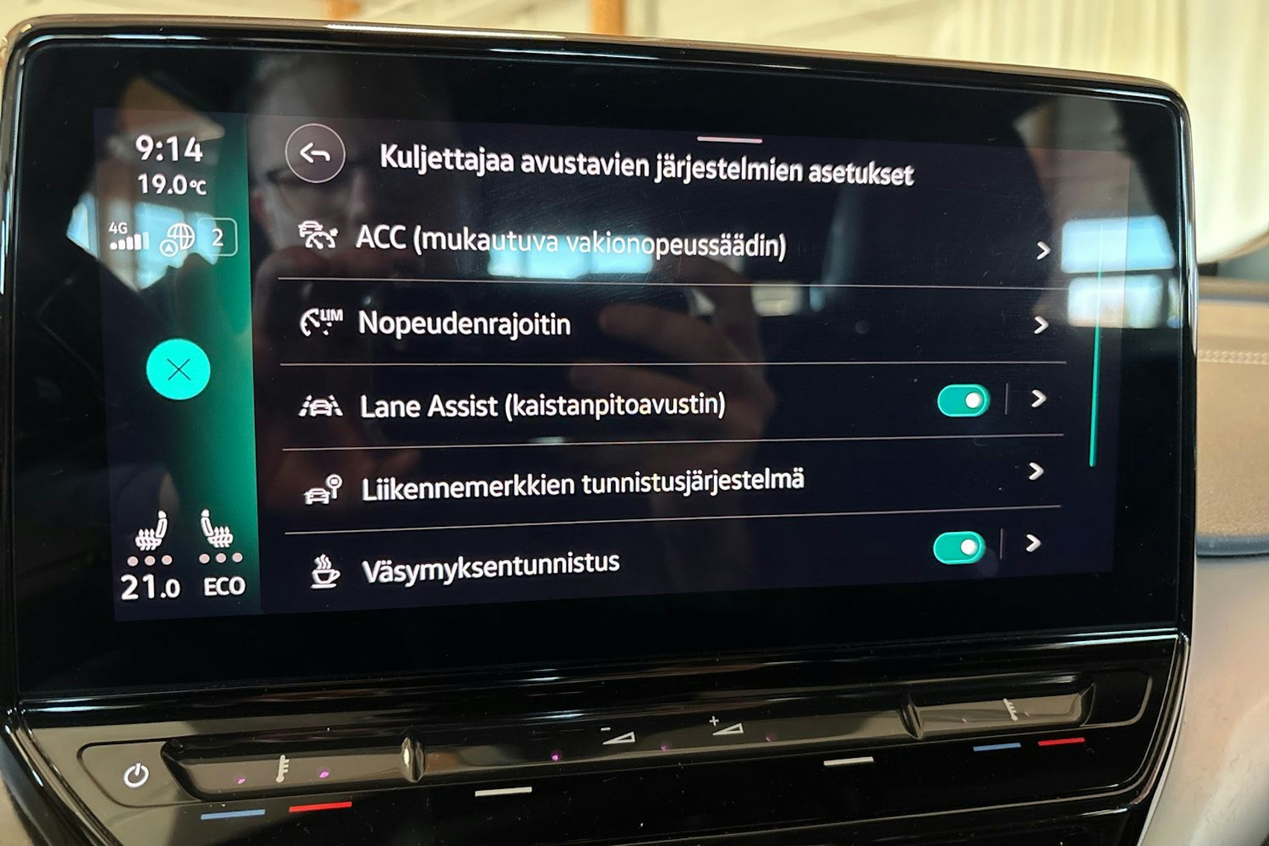 Valkoinen Volkswagen ID.4 2023 kuva 22.
