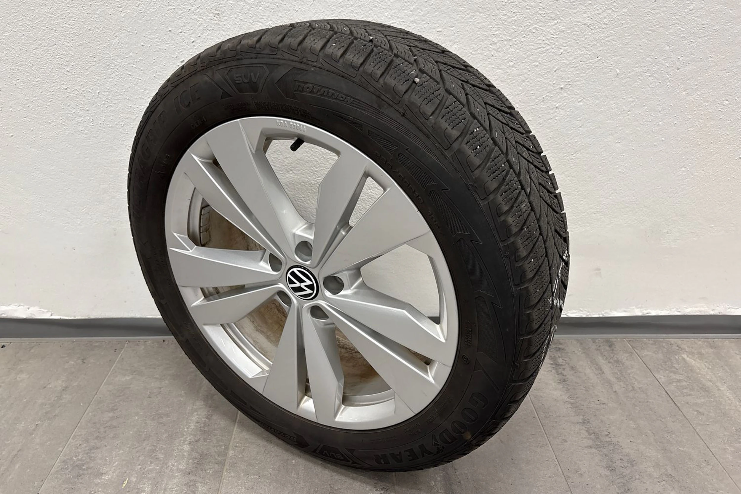 valkoinen Volkswagen ID.4 2023 kuva 10.