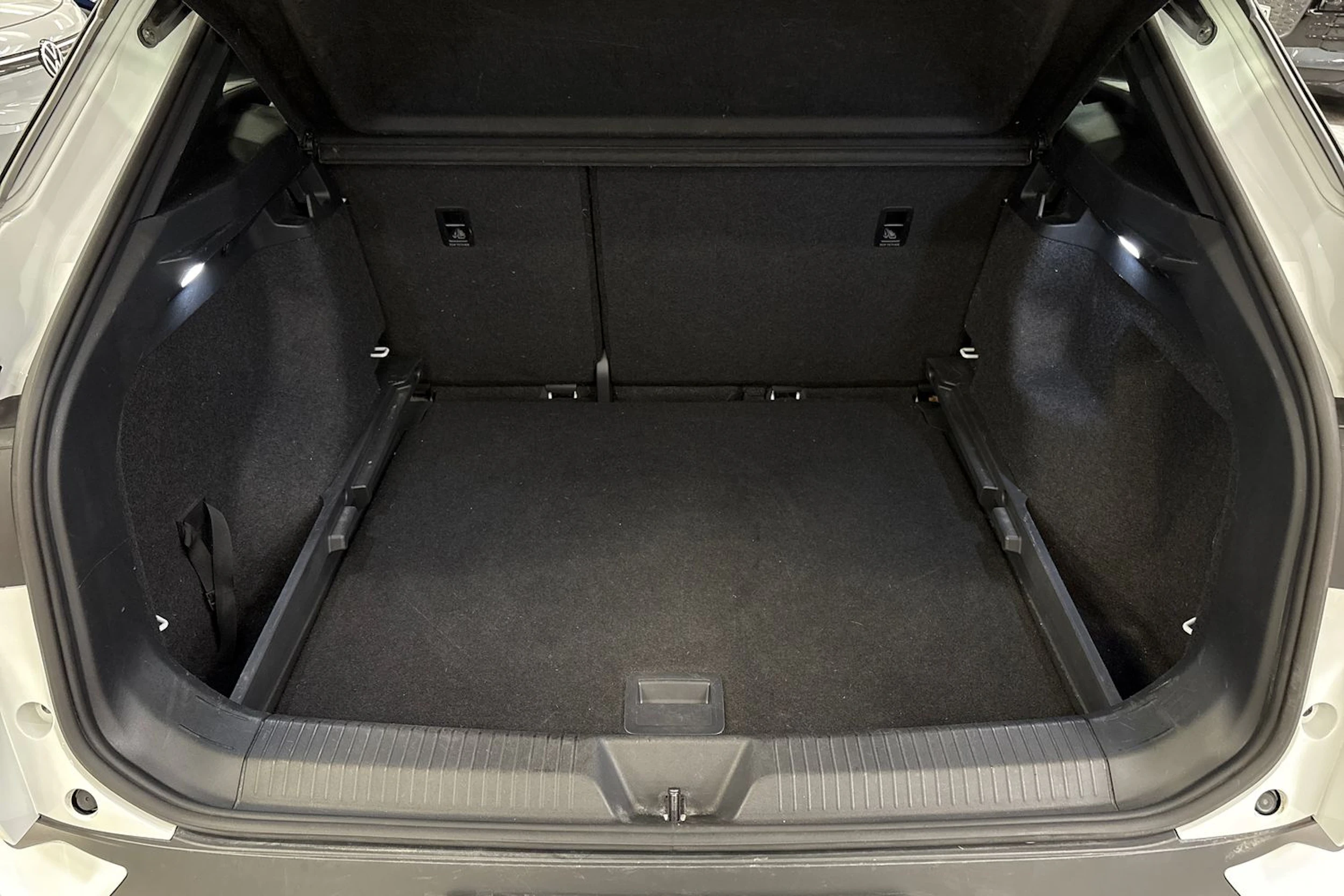valkoinen Volkswagen ID.4 2023 kuva 14.