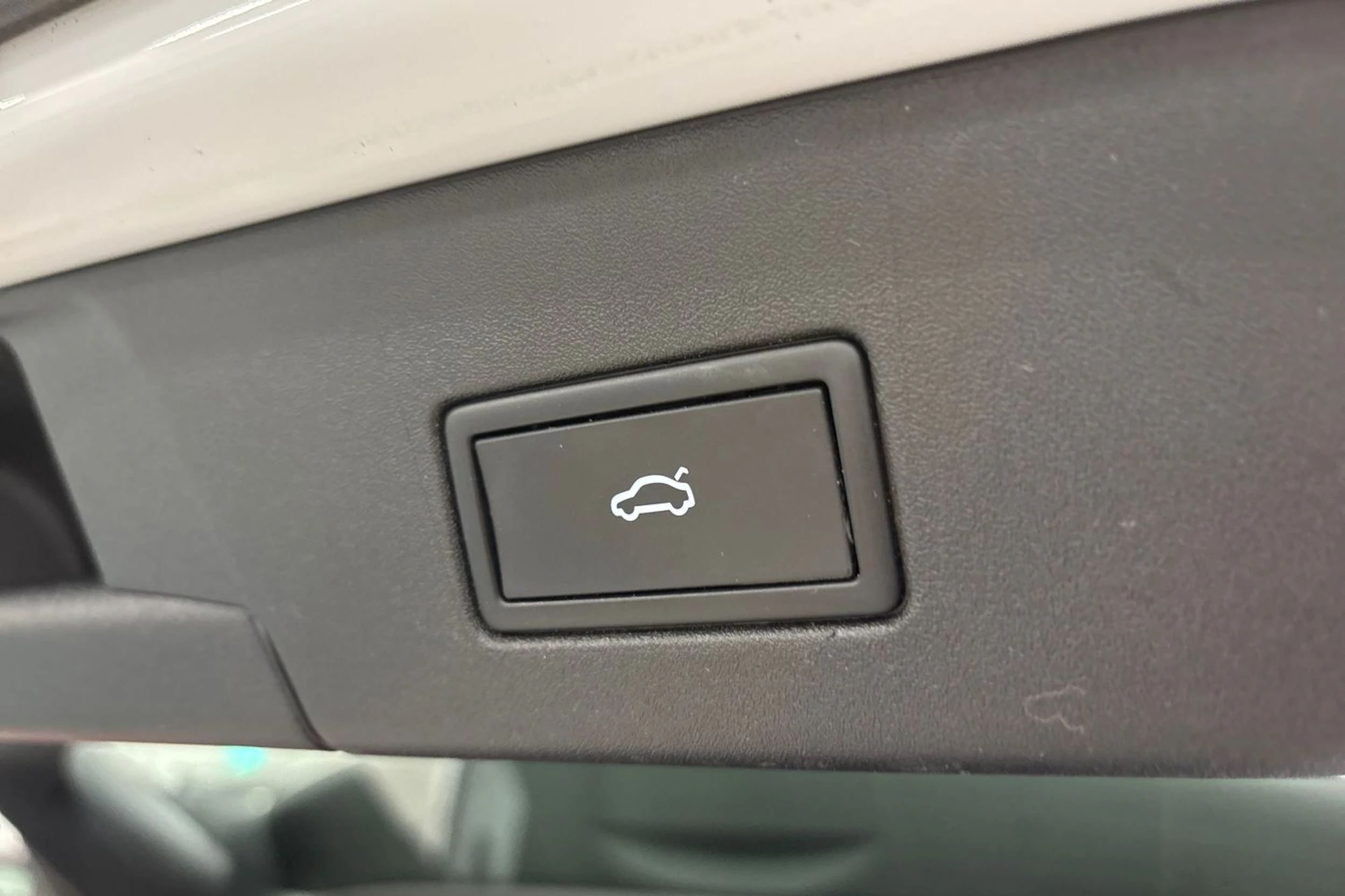 valkoinen Volkswagen ID.4 2023 kuva 15.