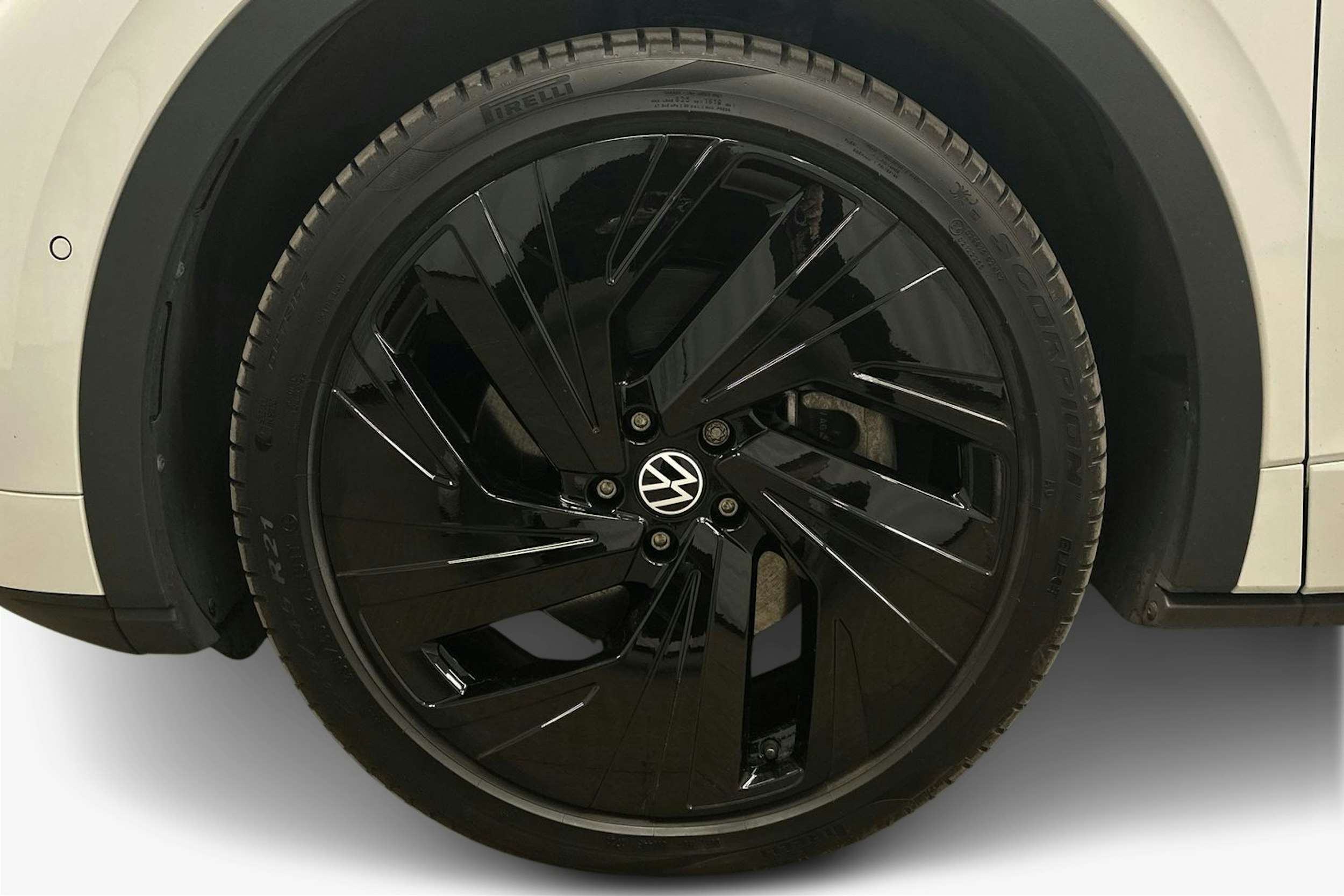 valkoinen Volkswagen ID.4 2023 kuva 11.