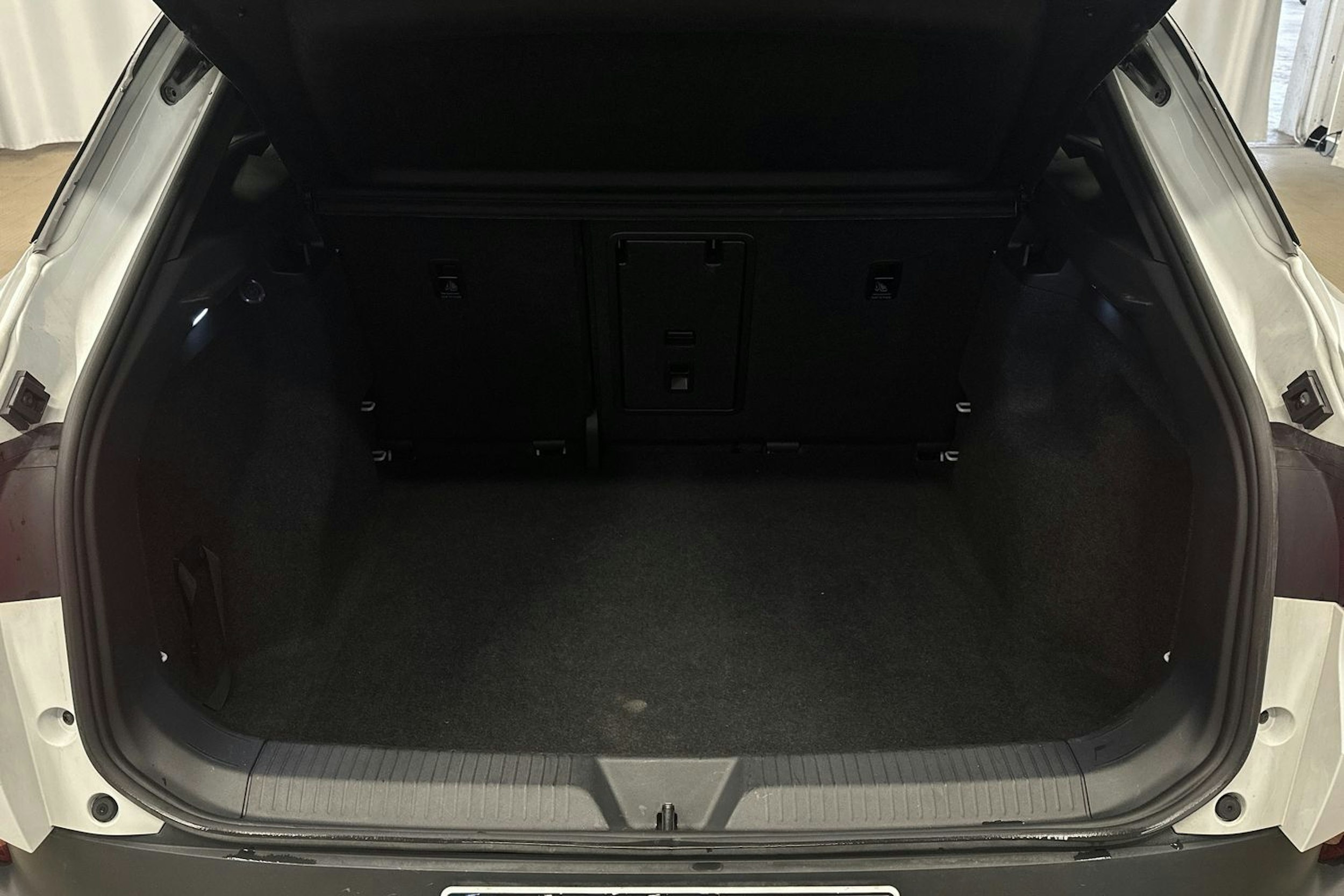 valkoinen Volkswagen ID.4 2023 kuva 15.