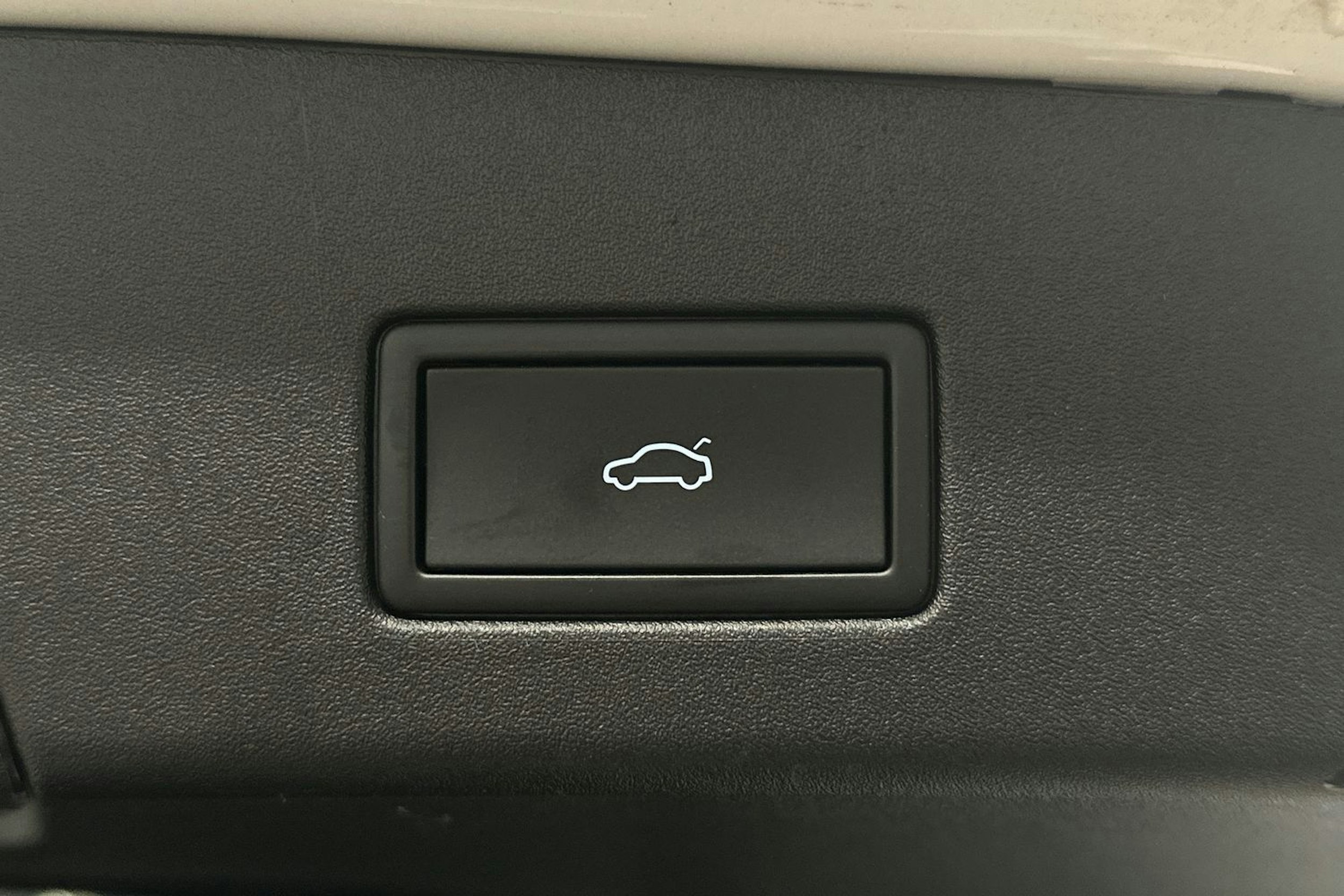 valkoinen Volkswagen ID.4 2023 kuva 17.