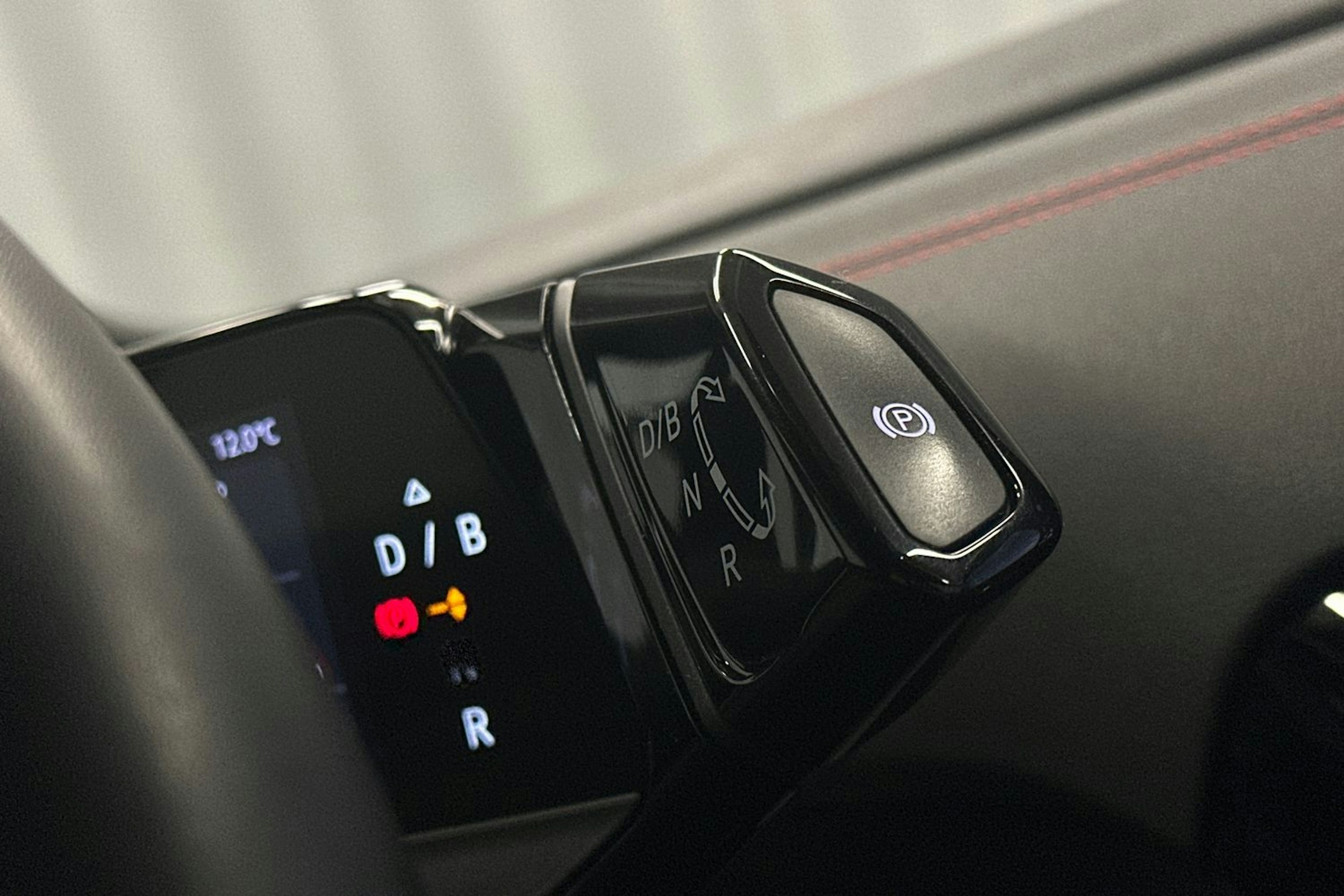 valkoinen Volkswagen ID.4 2023 kuva 22.