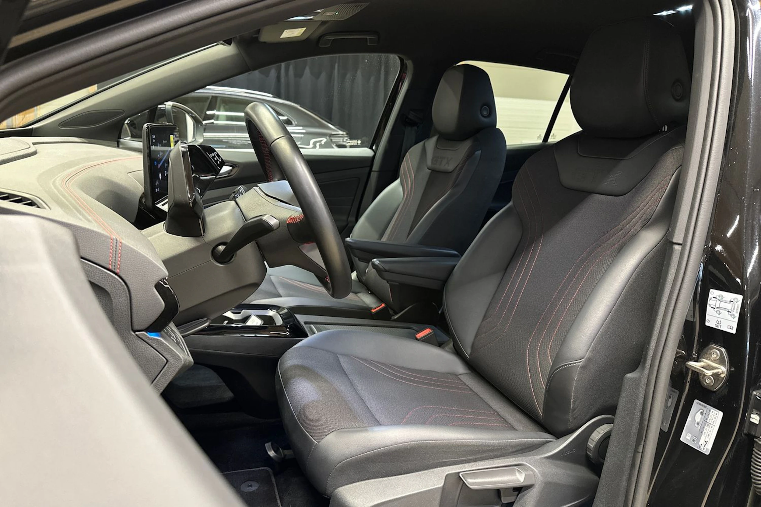 musta Volkswagen ID.4 2023 kuva 12.