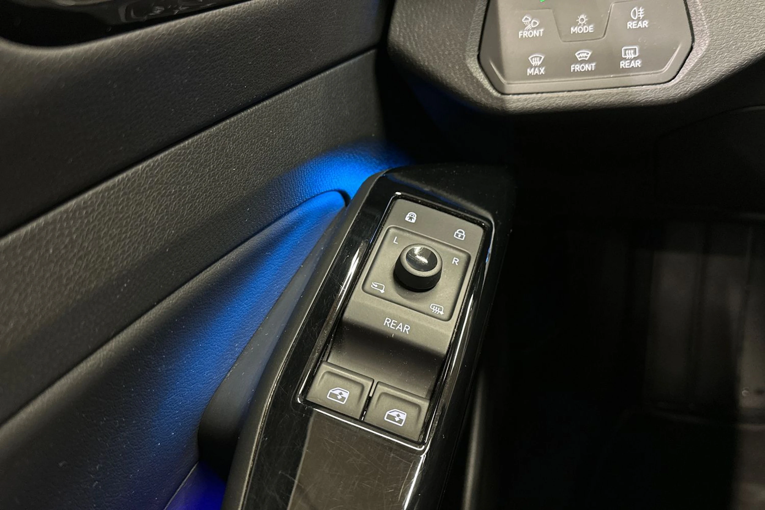 musta Volkswagen ID.4 2023 kuva 23.