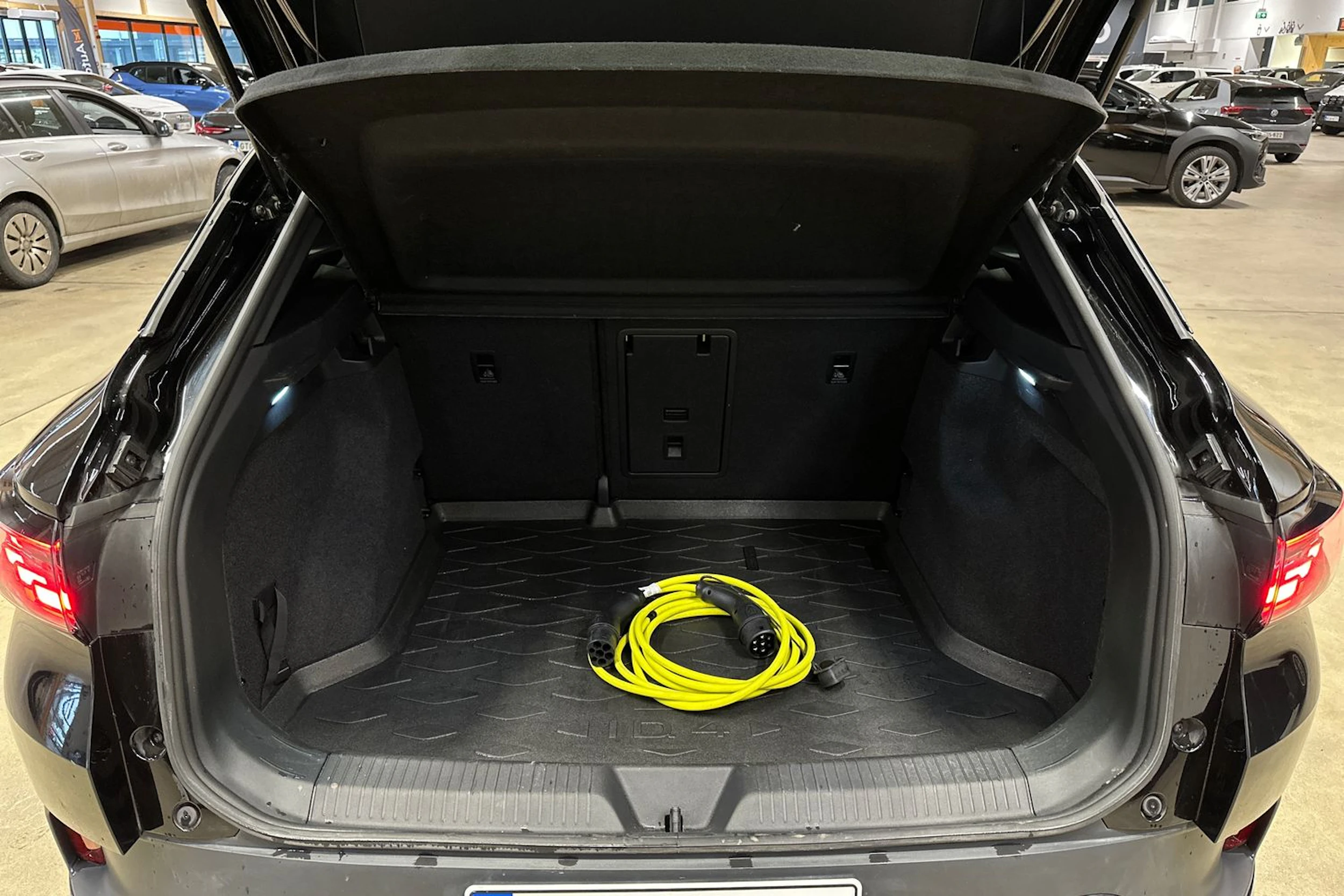 musta Volkswagen ID.4 2023 kuva 24.