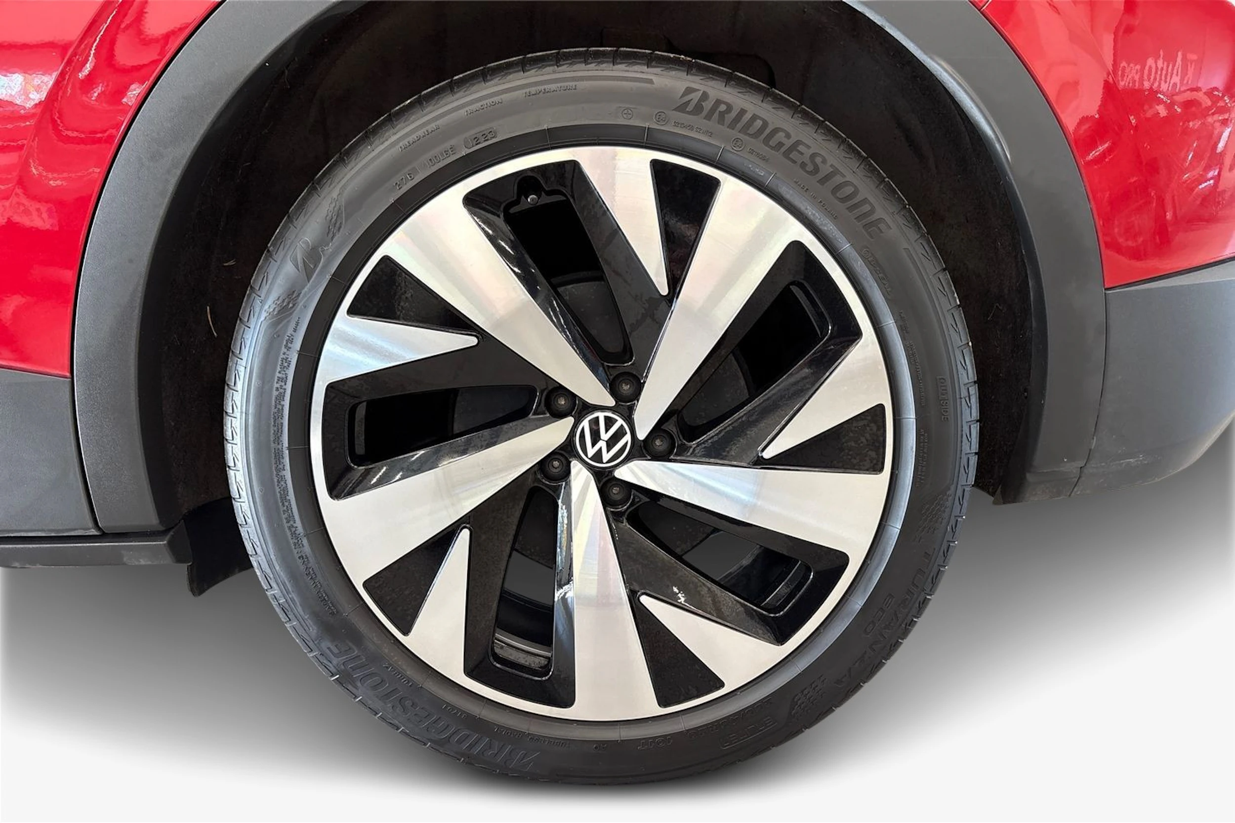 punainen Volkswagen ID.4 2023 kuva 9.