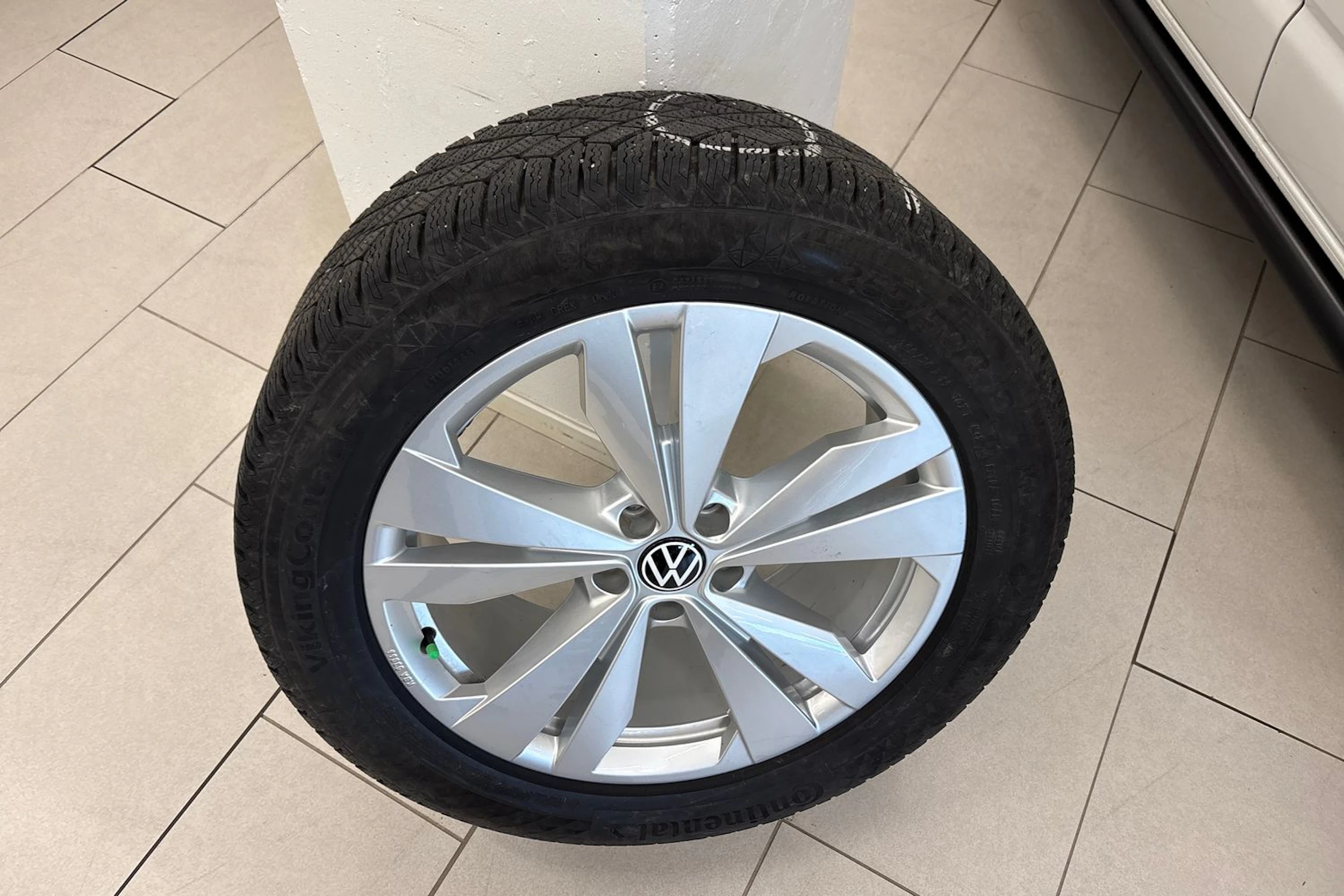 punainen Volkswagen ID.4 2023 kuva 10.