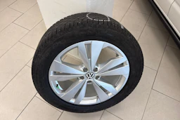 punainen Volkswagen ID.4 2023 kuva 10.