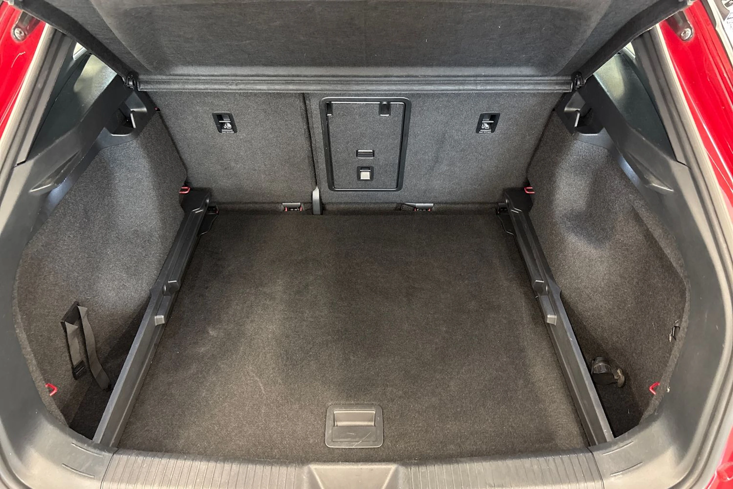 punainen Volkswagen ID.4 2023 kuva 11.