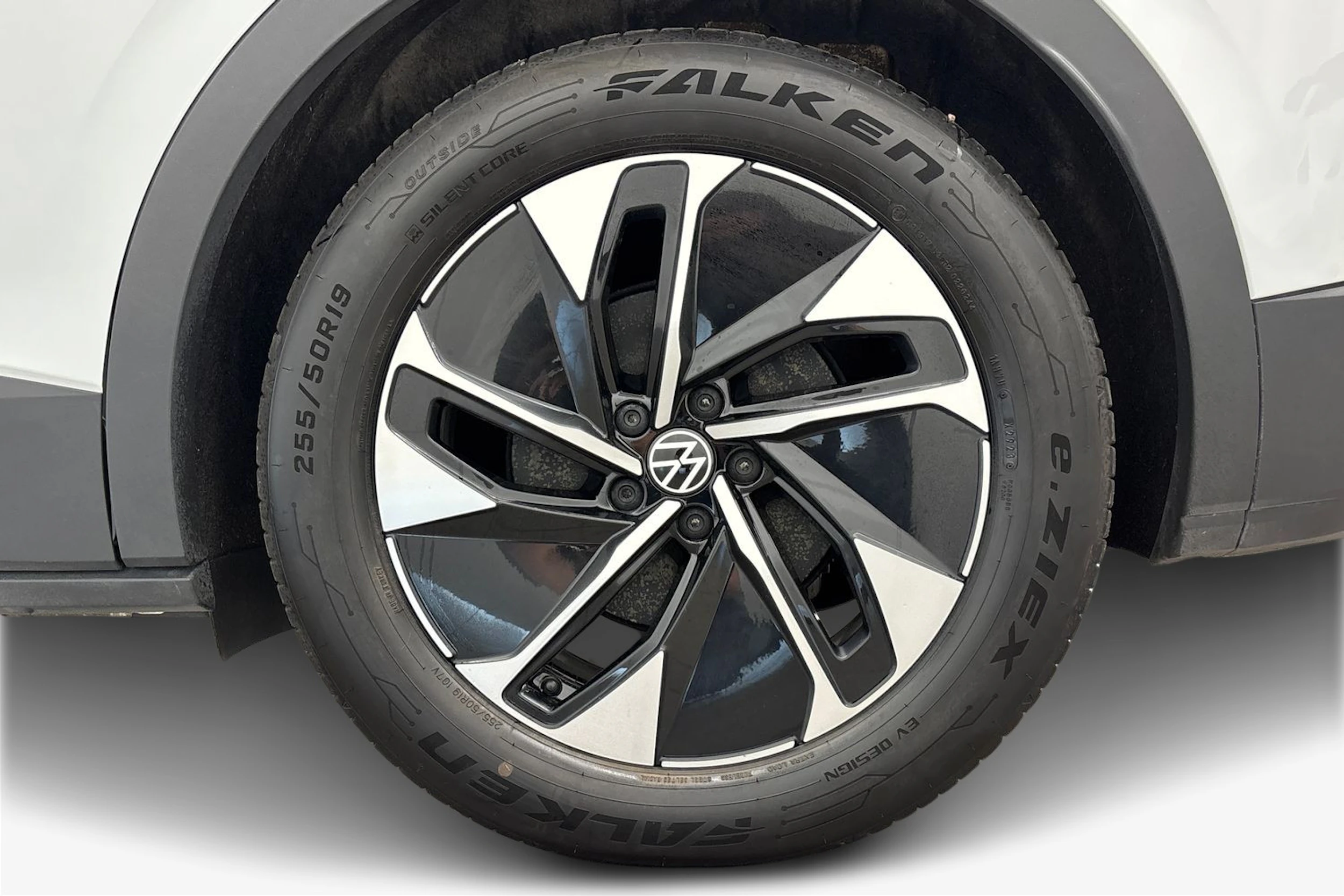 valkoinen Volkswagen ID.4 2023 kuva 9.
