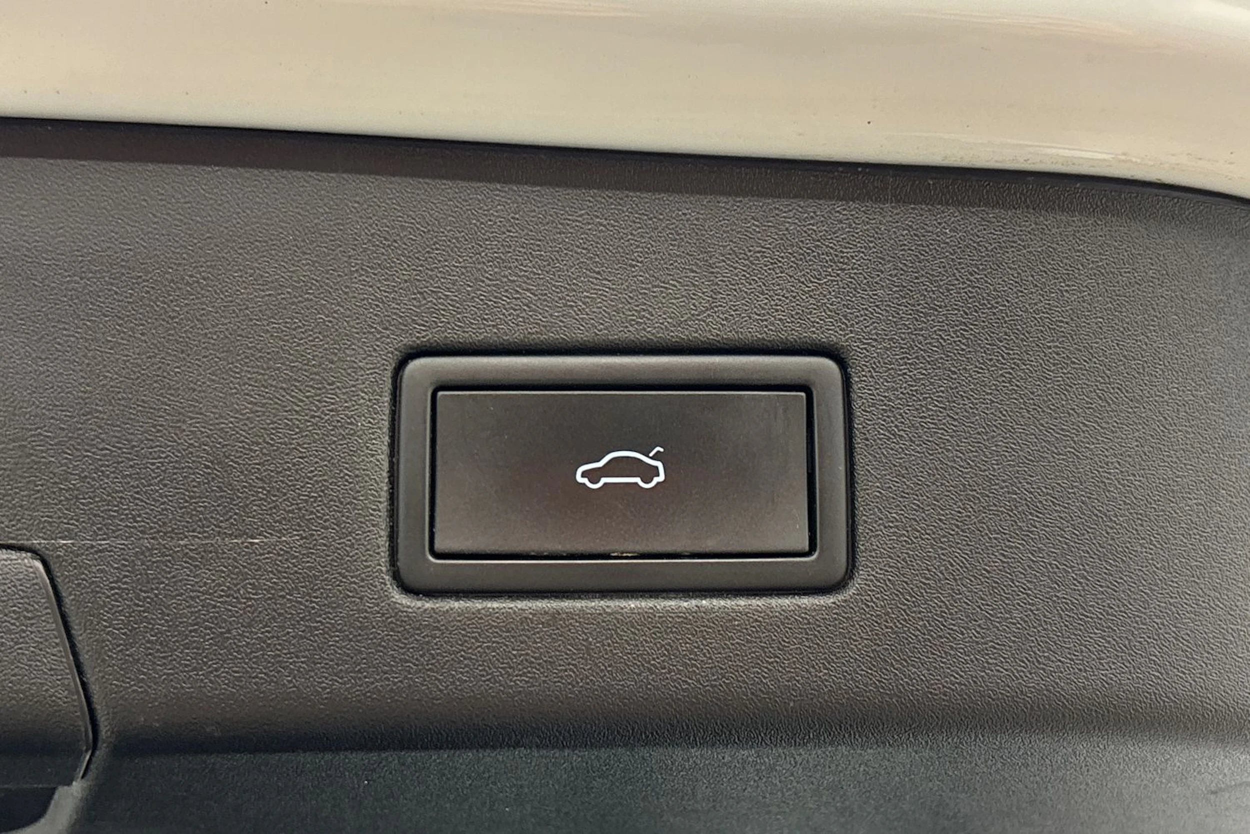 valkoinen Volkswagen ID.4 2023 kuva 24.