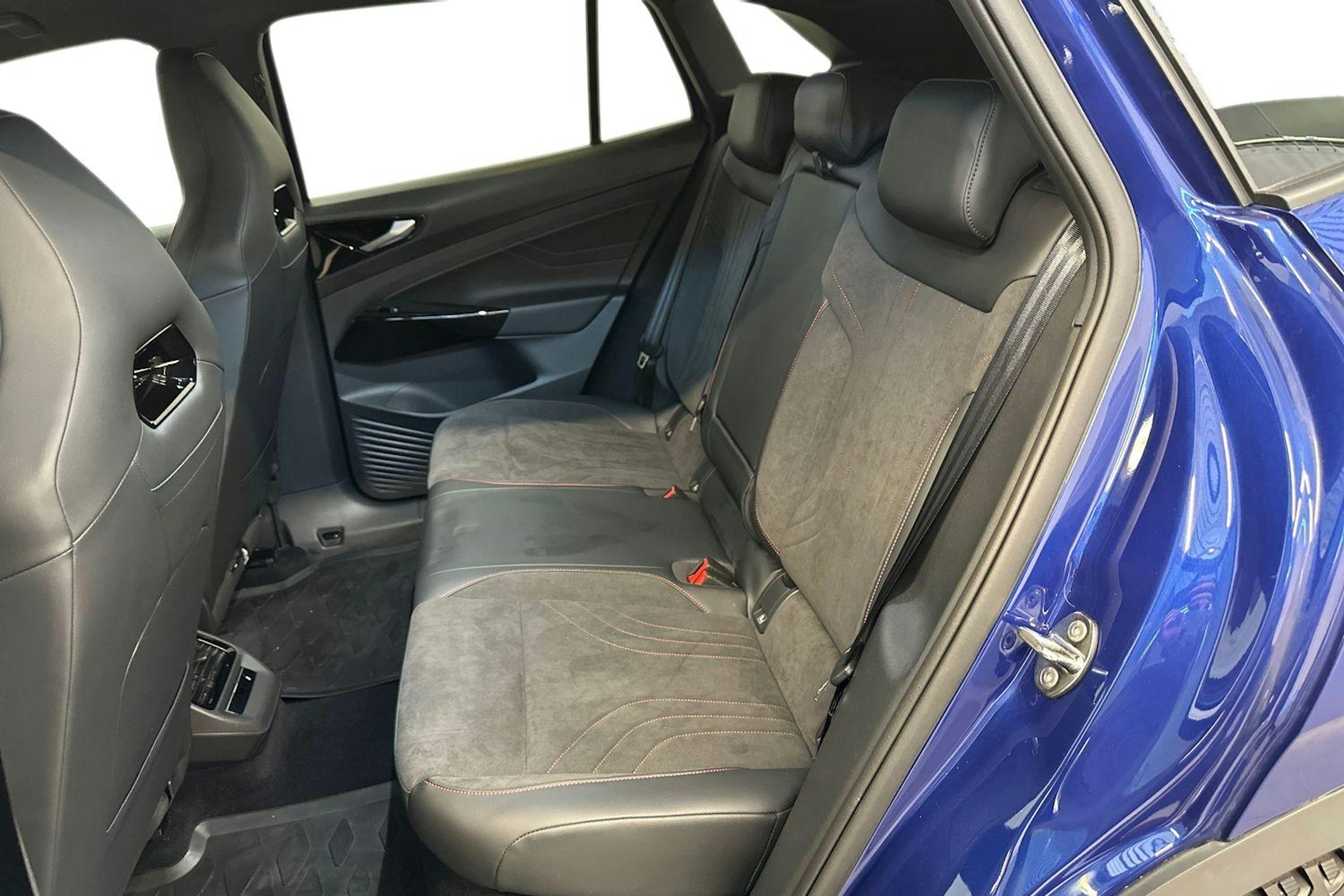 sininen Volkswagen ID.4 2023 kuva 10.