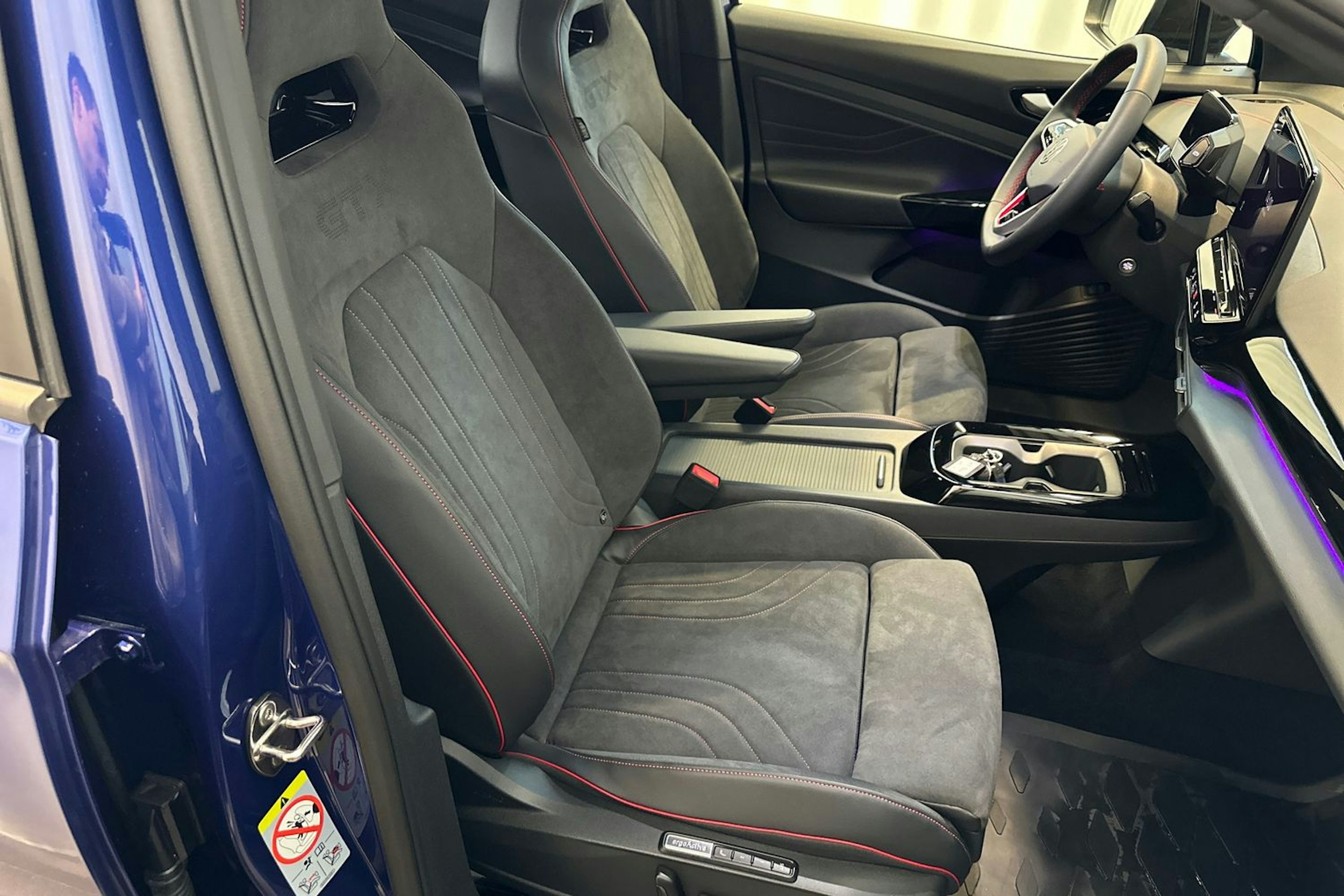 sininen Volkswagen ID.4 2023 kuva 15.