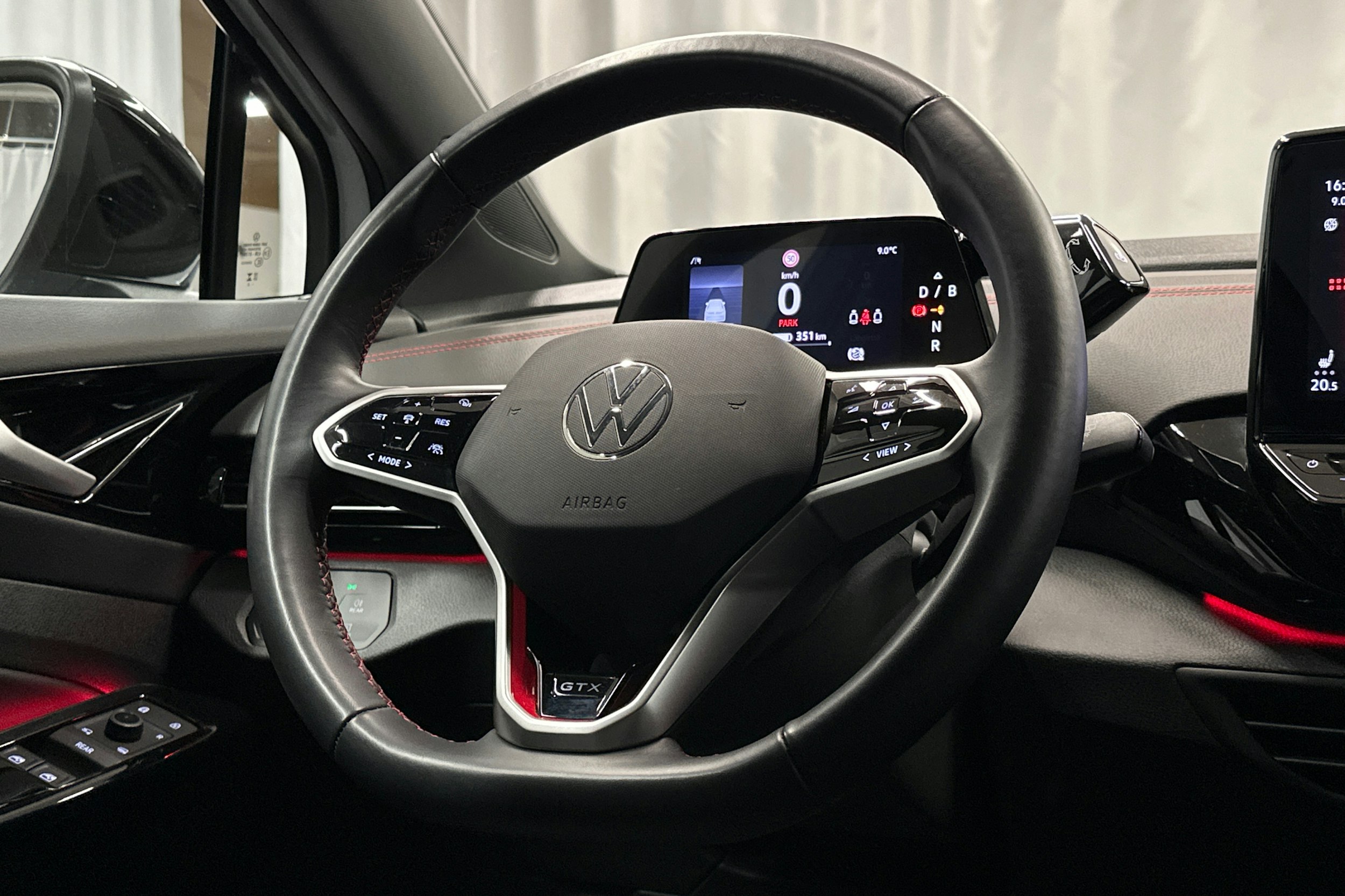 harmaa Volkswagen ID.4 2023 kuva 18.