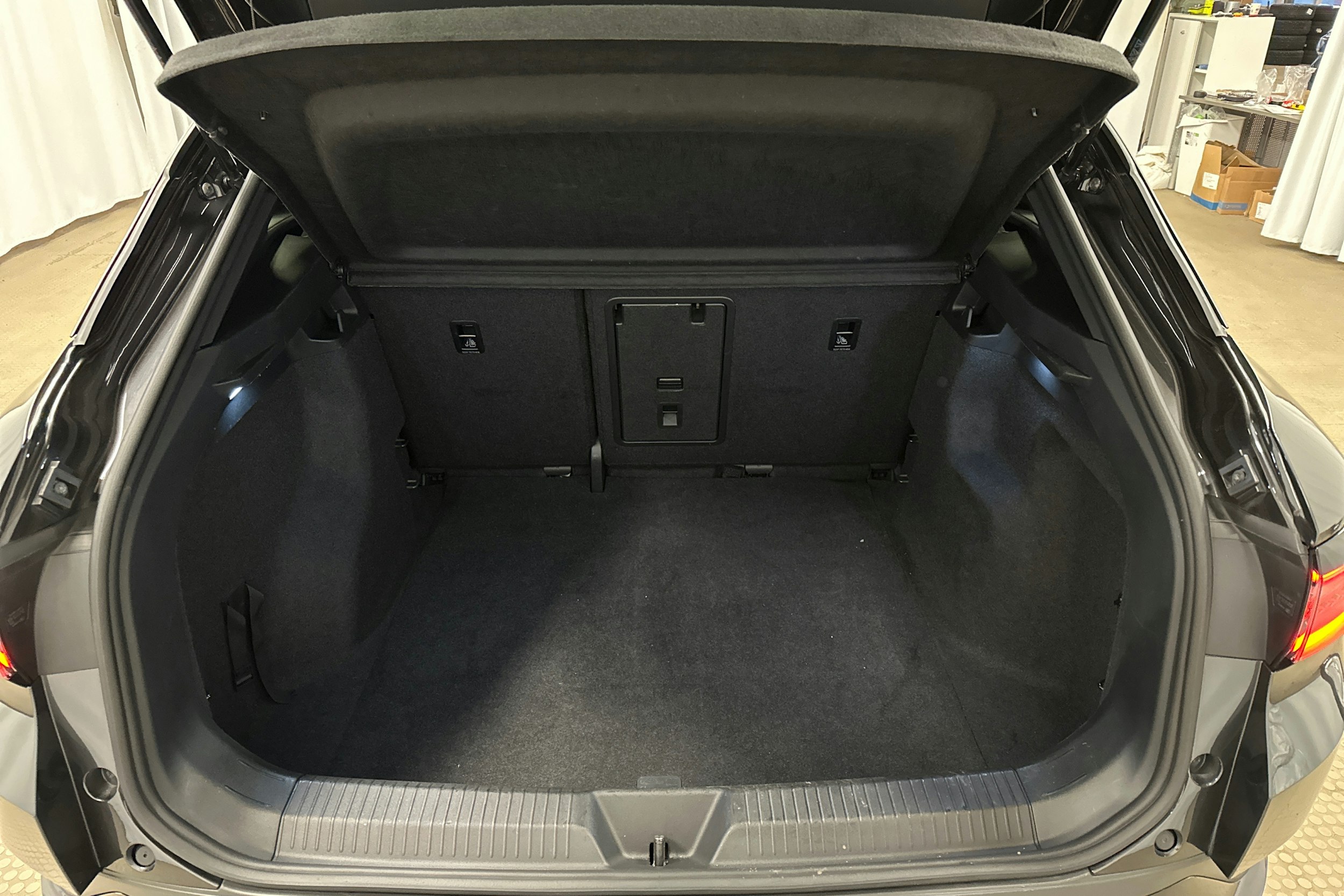 harmaa Volkswagen ID.4 2023 kuva 15.