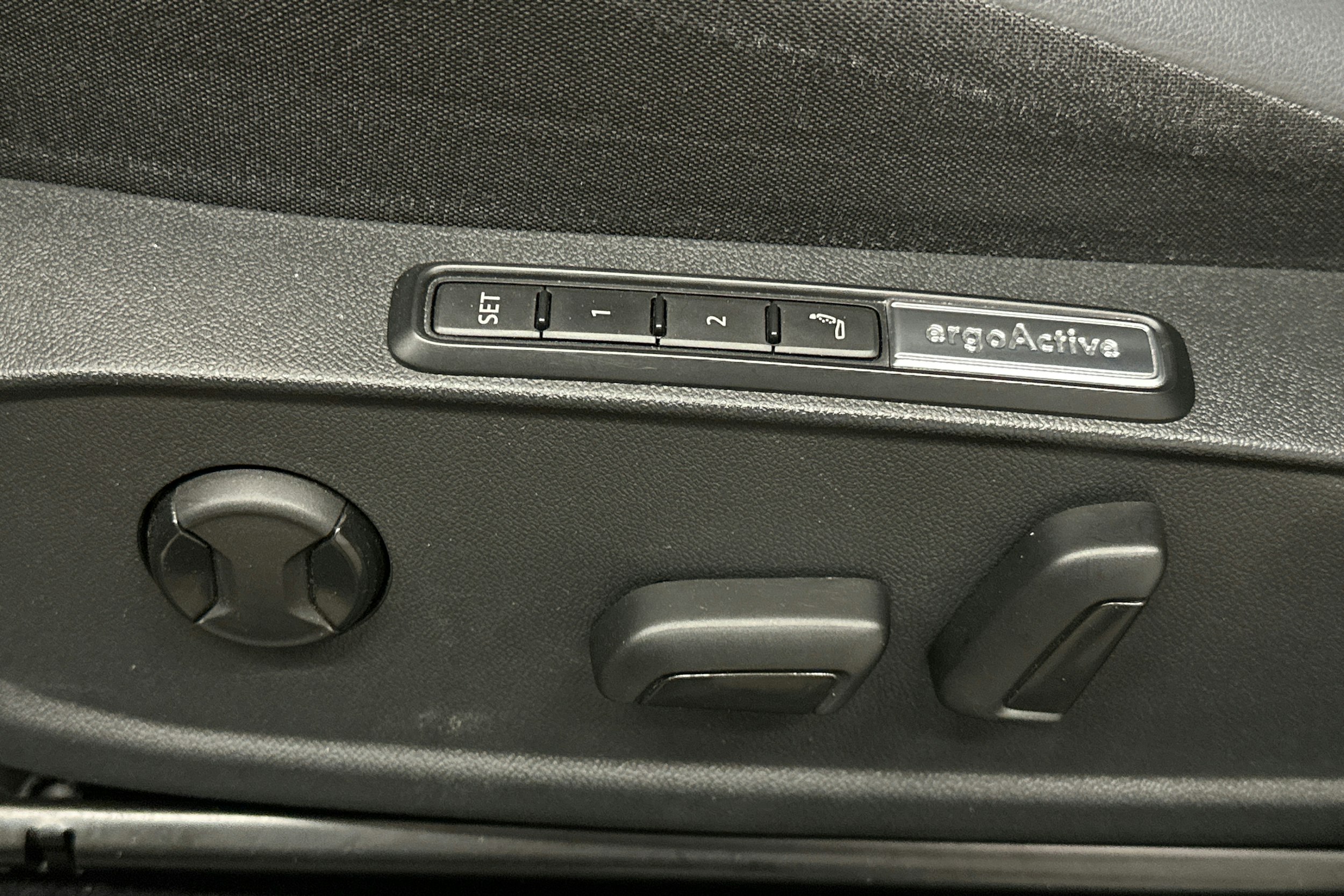 harmaa Volkswagen ID.4 2023 kuva 17.