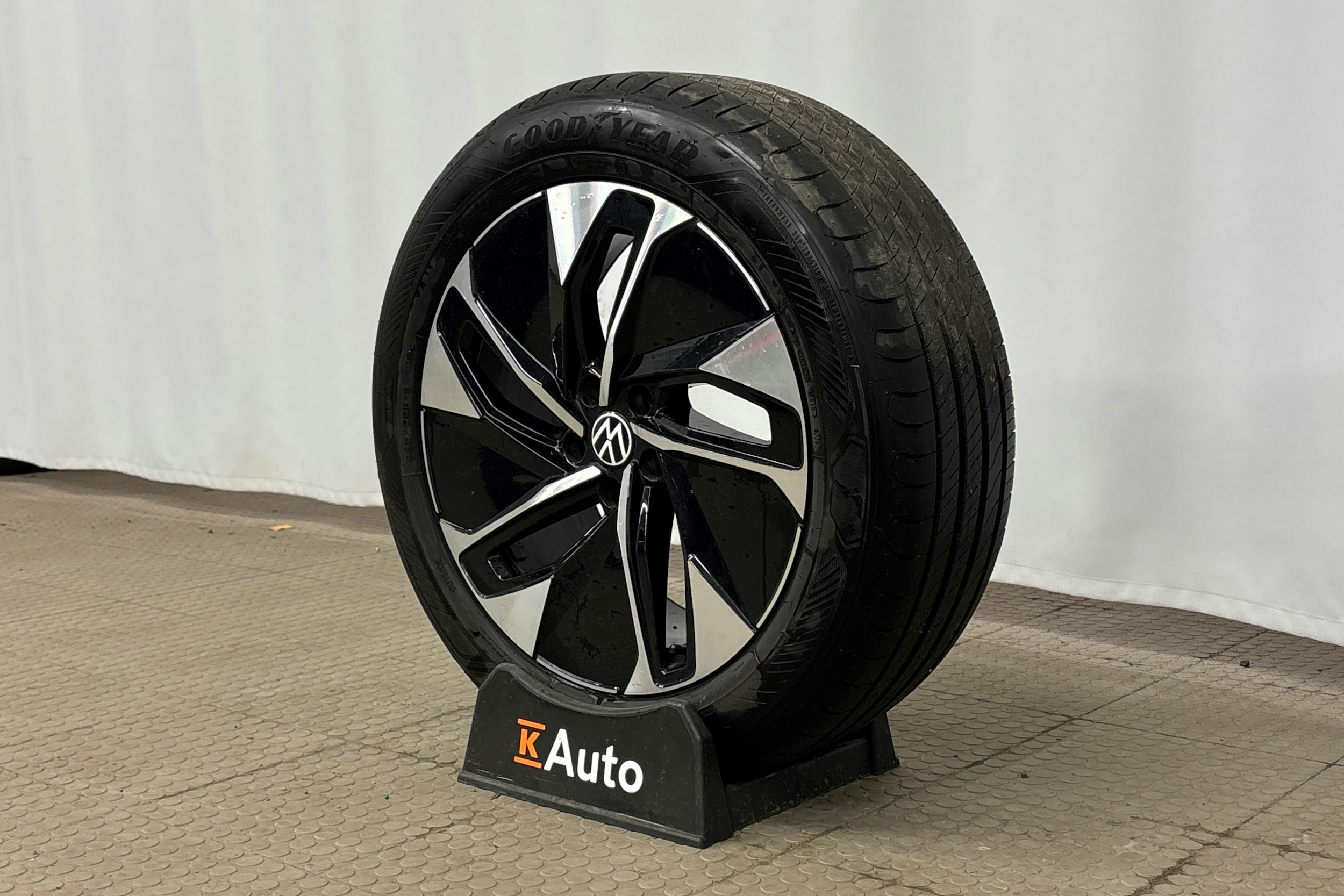 harmaa Volkswagen ID.4 2023 kuva 13.