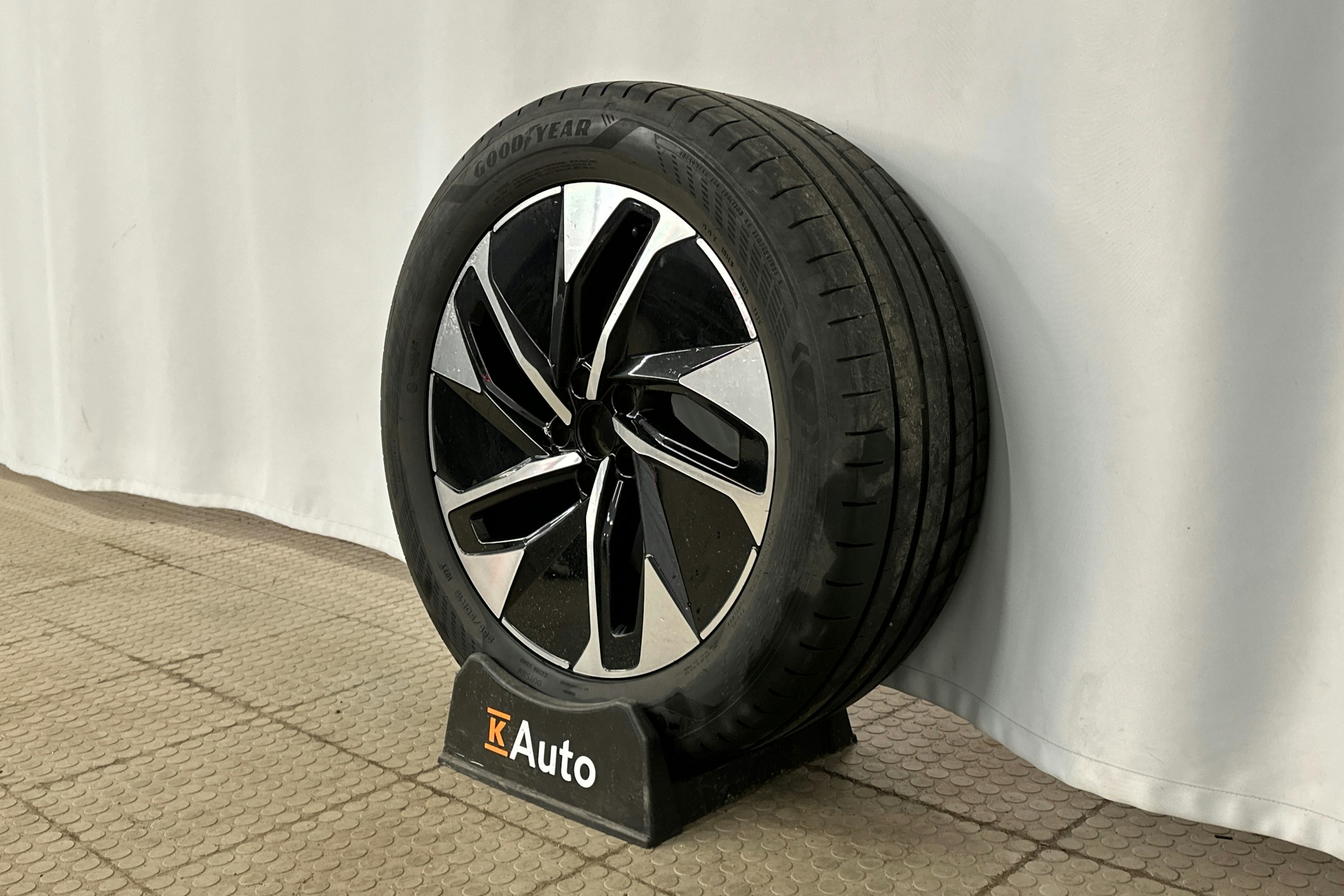 harmaa Volkswagen ID.4 2023 kuva 13.