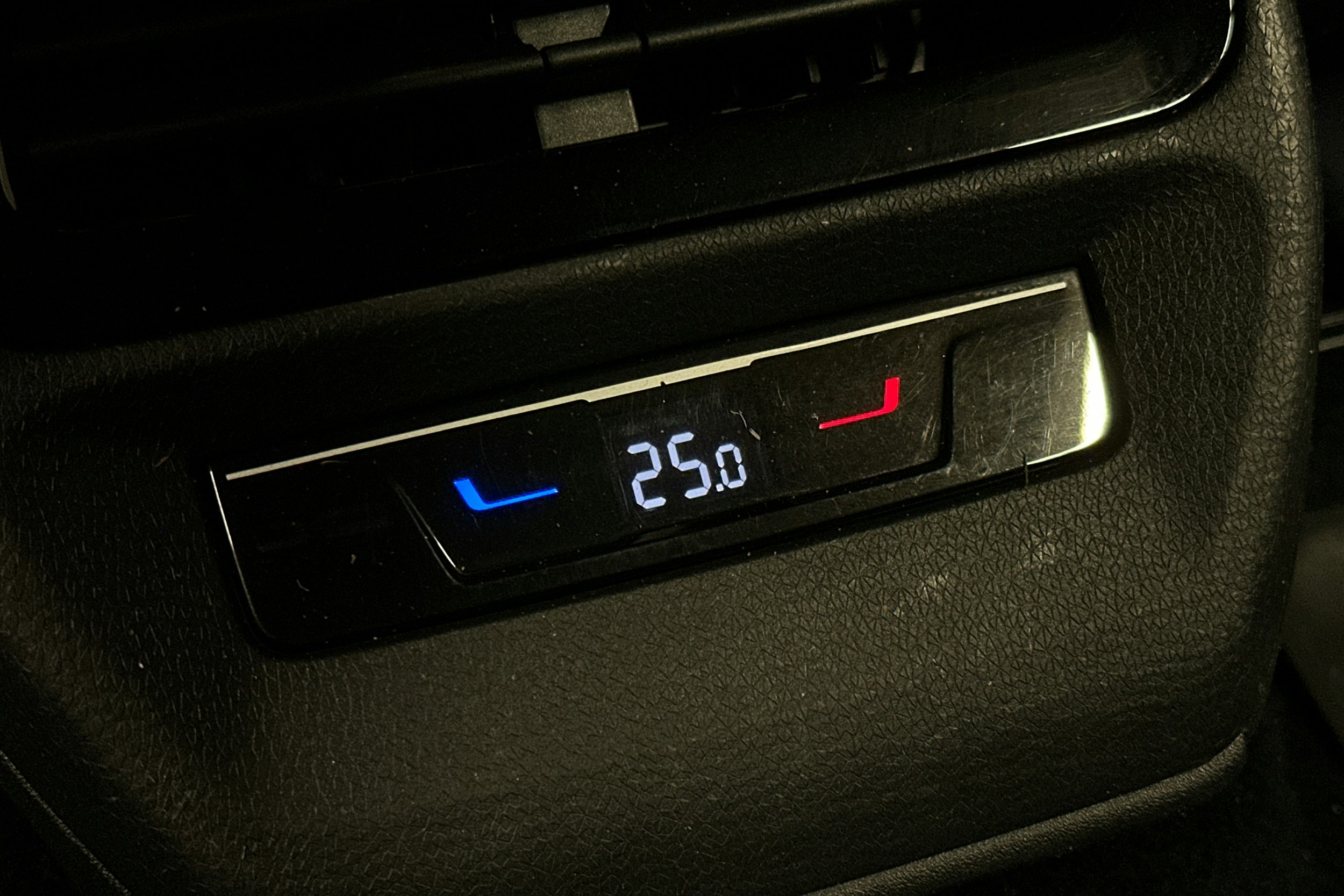 harmaa Volkswagen ID.4 2023 kuva 16.