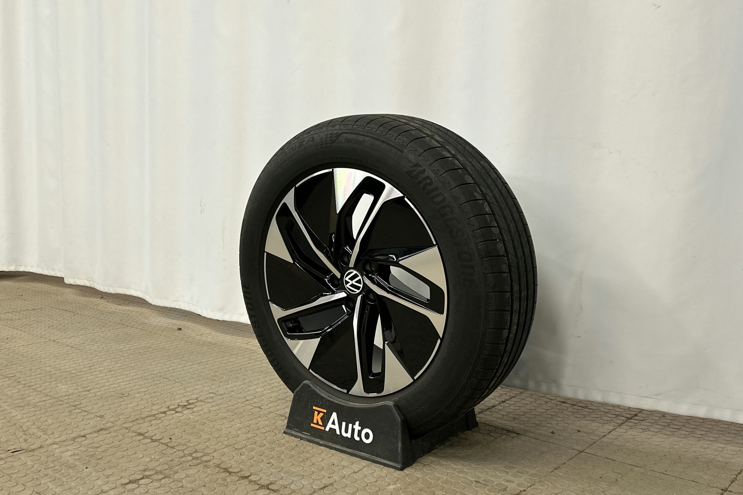 harmaa Volkswagen ID.4 2023 kuva 10.